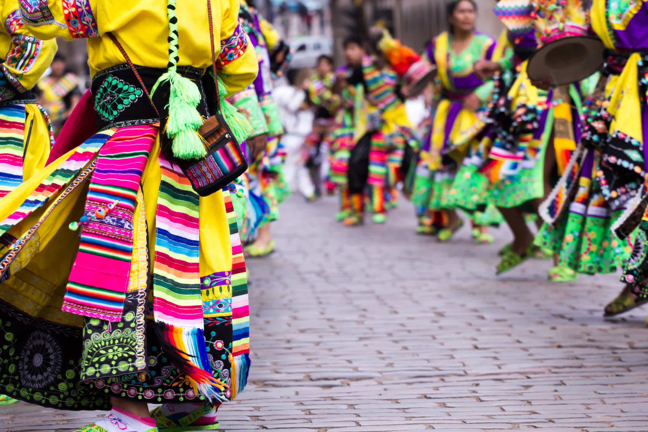 Traditionelle peruanische Trachten getragen von tanzenden Menschen
