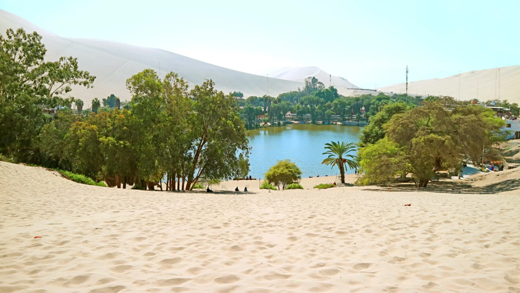 Magnifique oasis de Huacachina, entourée de dunes de sable, région d'Ica, Pérou