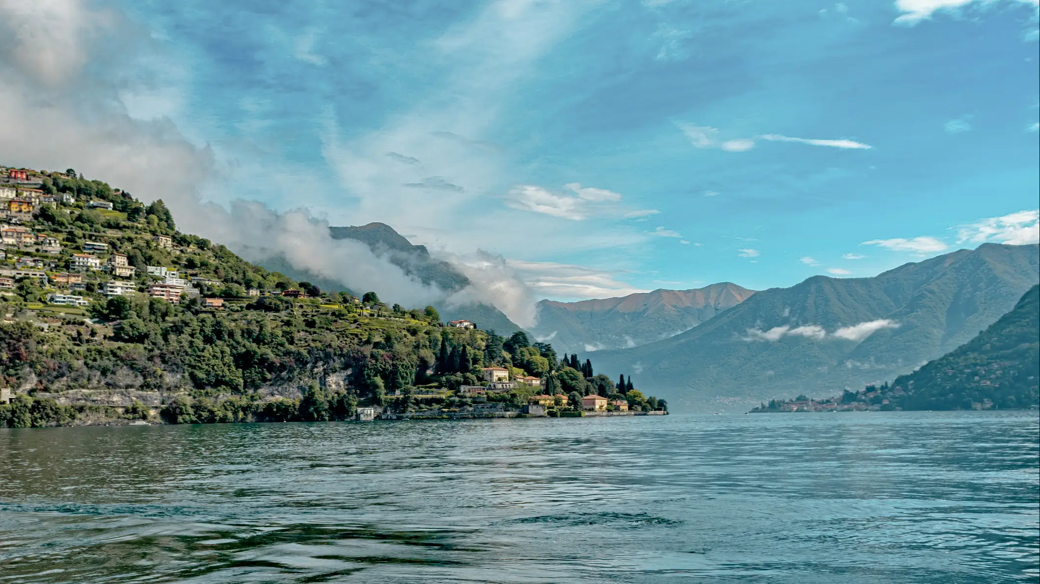 Blick auf malerische Lenno am Comer See unter blauem Himmel, Lombardei, Italien.
