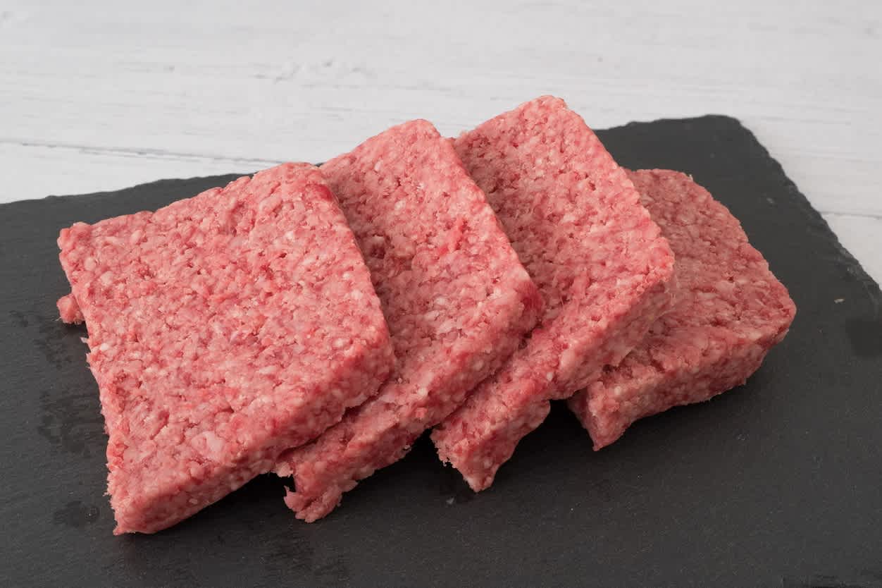 Scottish Lorne oder Squared Slice Sausage traditionelle schottische Produkte aus traditionellen Metzgereien sind jetzt im Niedergang. Normalerweise gebraten oder gegrillt und reich an ungesunden Fetten und vor allem im Westen Schottlands zu finden.