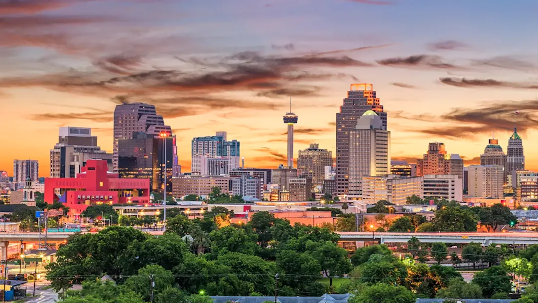 Skyline bei Sonnenuntergang mit beleuchteten Gebäuden. San Antonio, Texas, USA