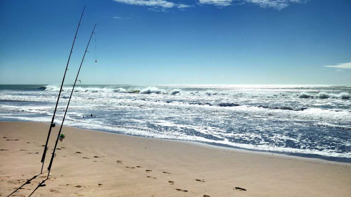 Cannes à pêche, sur une plage déserte. Mar del Plata, Buenos Aires, Argentine