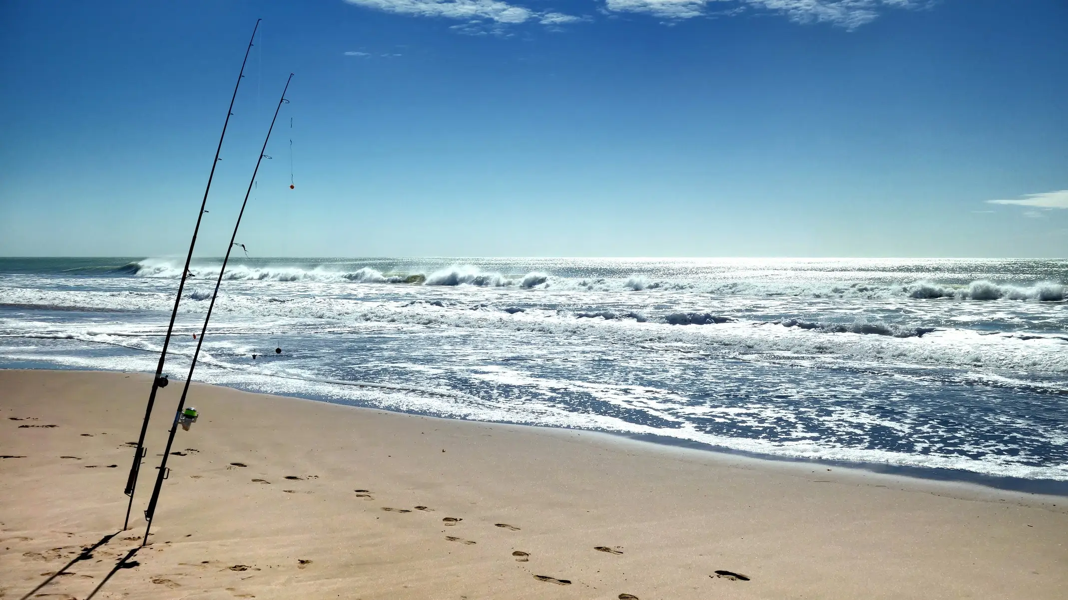 Pinamar, Argentinien Angelruten, an einem einsamen Strand. Mar del Plata, Buenos Aires, Argentinien