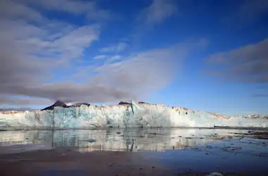 Reflet du glacier dans l'eau, Svalbard, Norvège.

