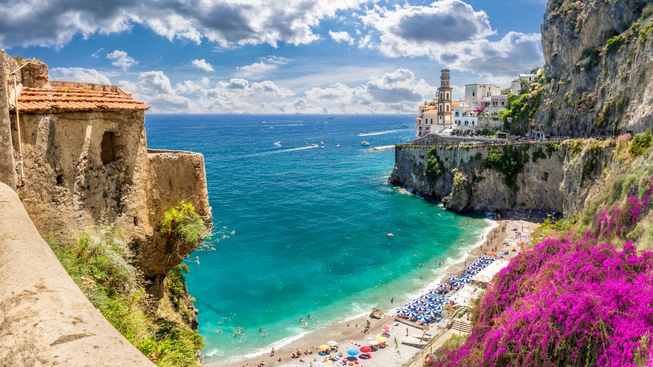 Vue aérienne de la baie de Castiglione di Ravello avec une mer bleu azur entourée d'un paysage rocheux, sur la côte Amalfitaine, en Italie.