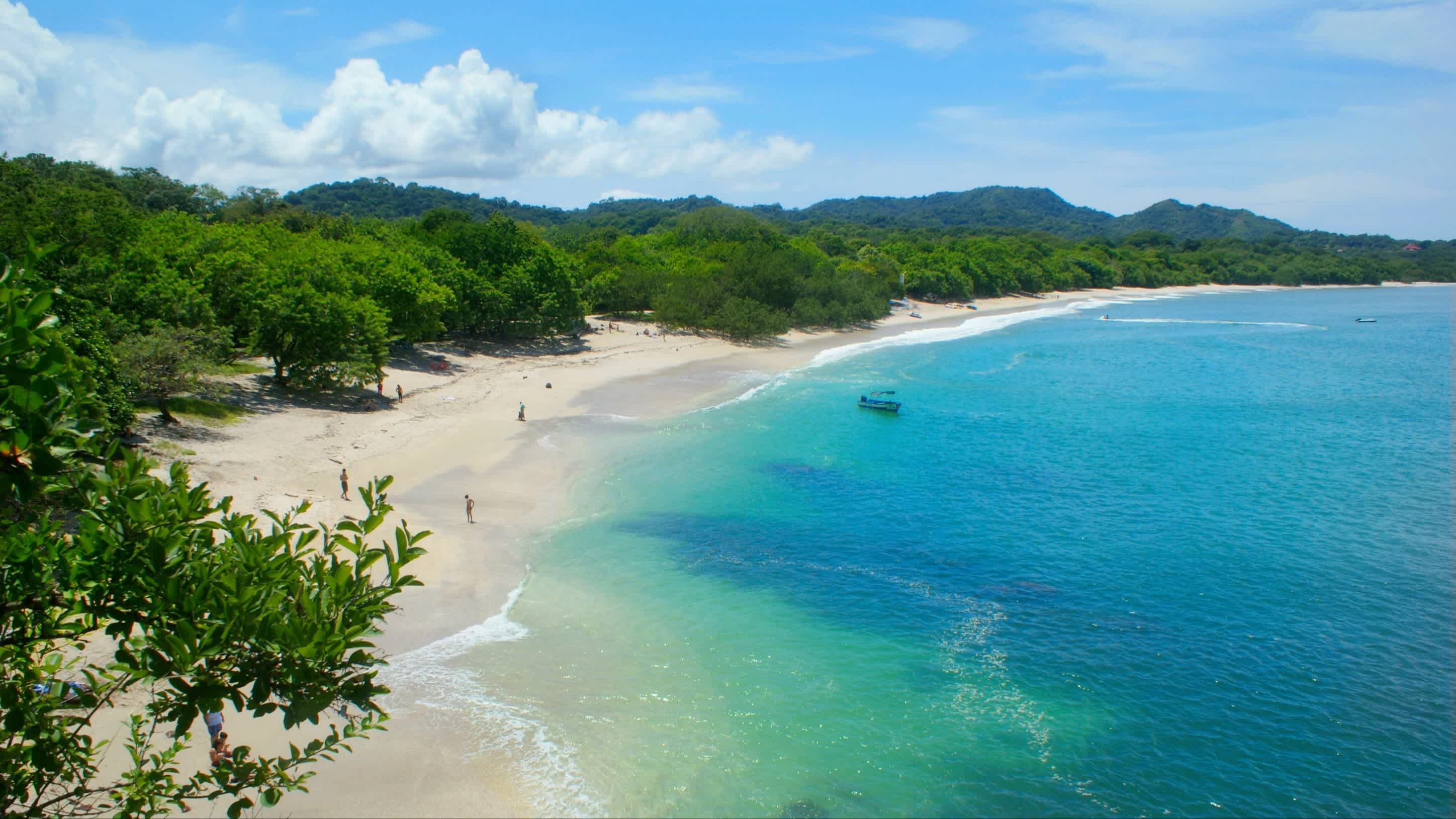 Blick aus der Luft auf den Strand Playa Conchal in Guanacaste, Costa Rica bei blauem Himmel und mit Aussicht auf das fantastische Riff.