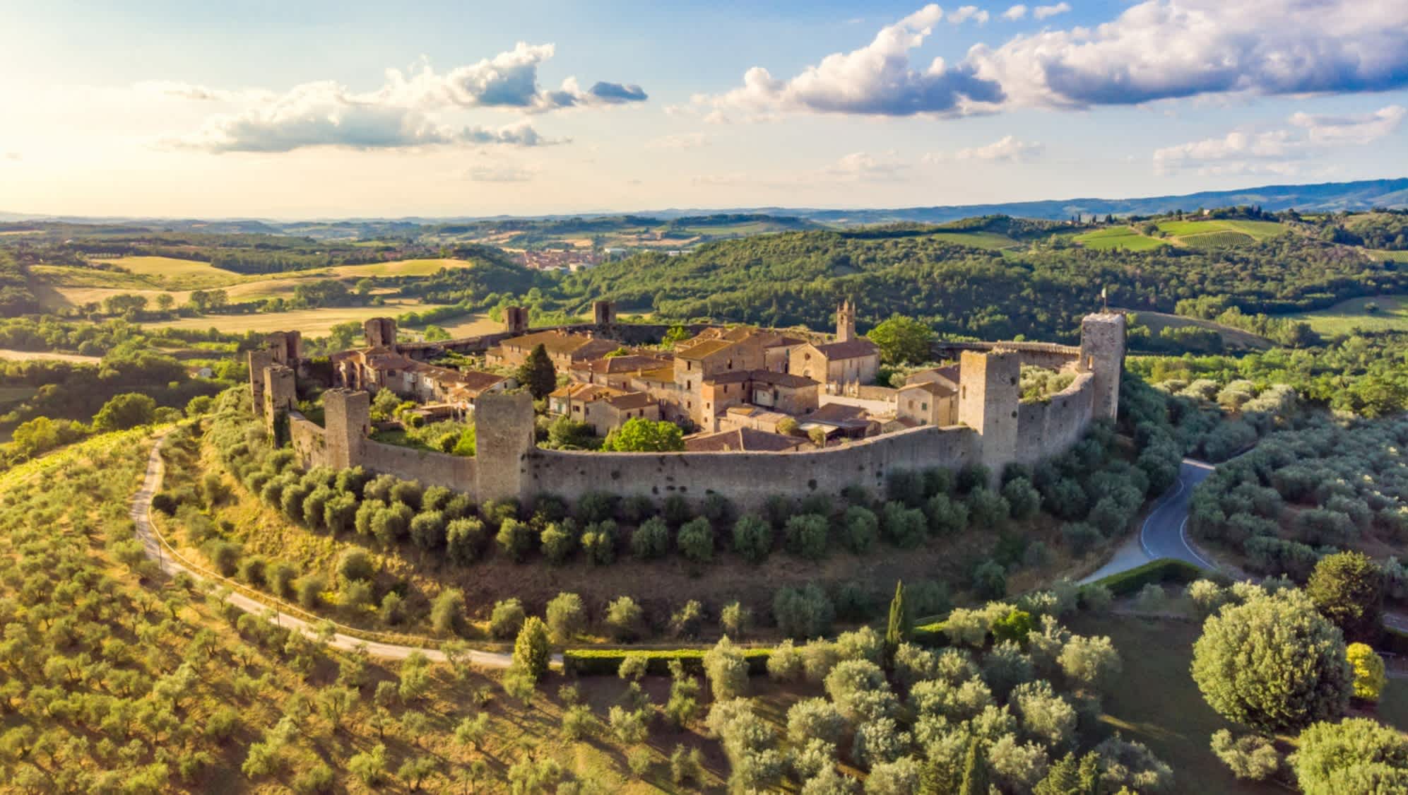Luftaufnahme der alten toskanischen Stadt Monteriggioni