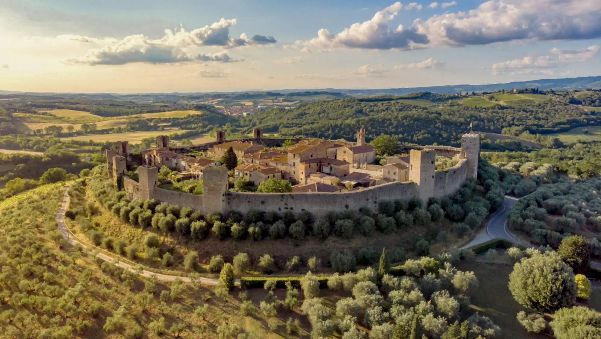 Luftaufnahme der alten toskanischen Stadt Monteriggioni