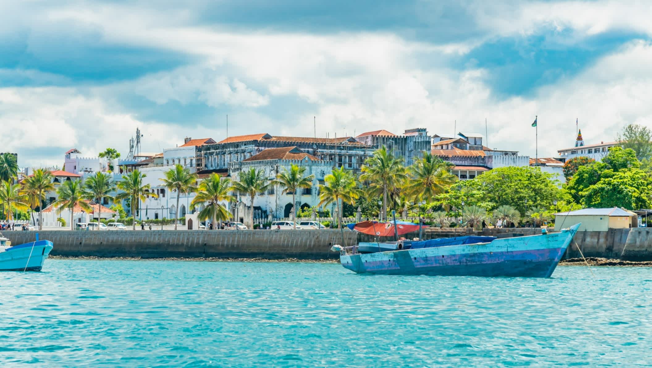 Blick auf den Hafen von Stone Town in Sansibar, Tansania.