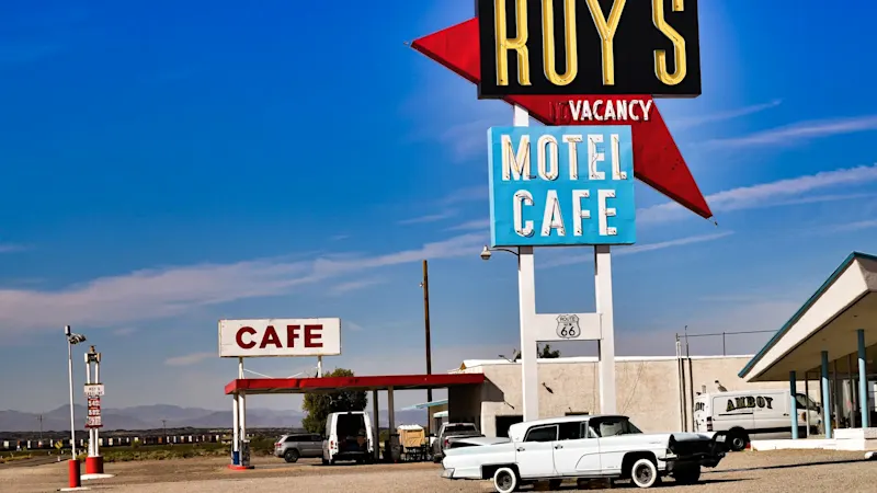 Motel et café Roy's avec enseigne rétro le long de la Route 66. Amboy, Californie, États-Unis.