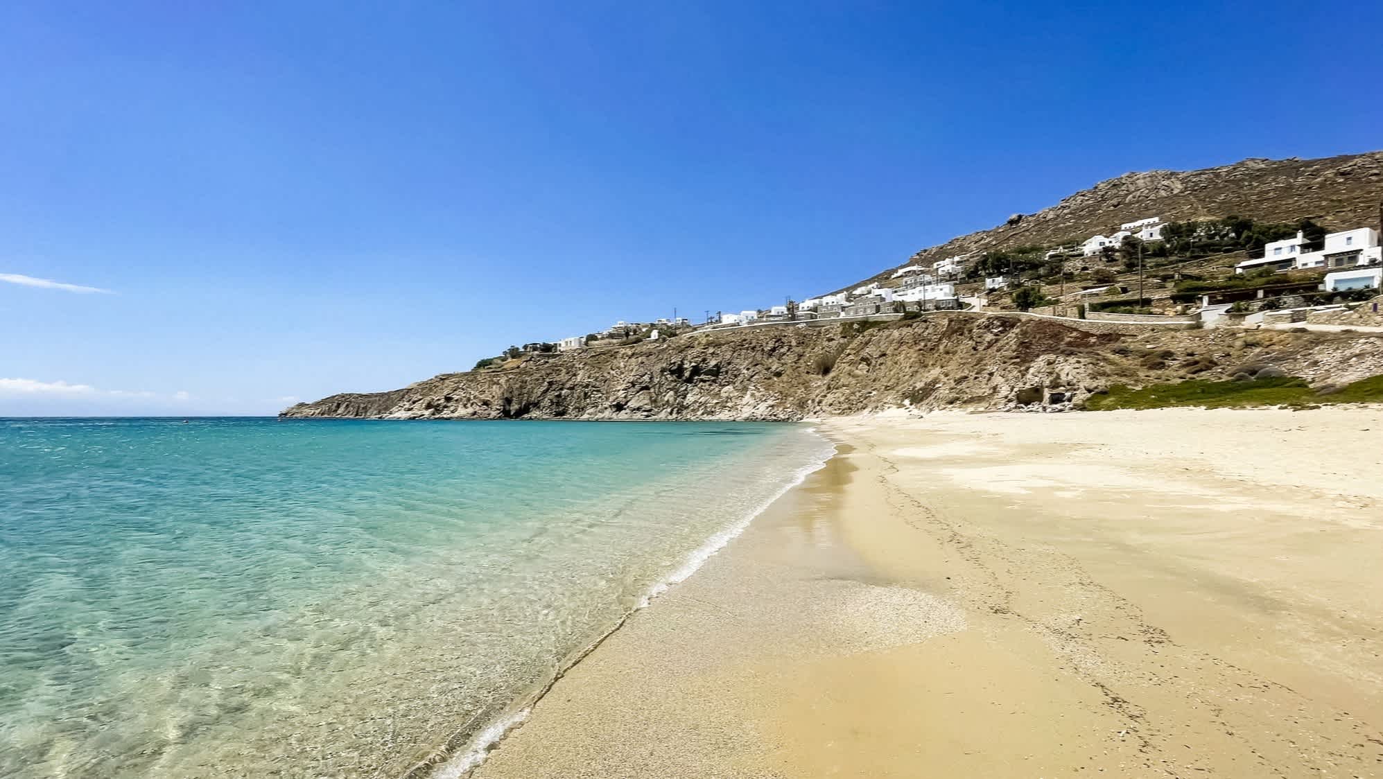 Blick auf den Kalo Livadi Strand, Insel Mykonos, Griechenland.