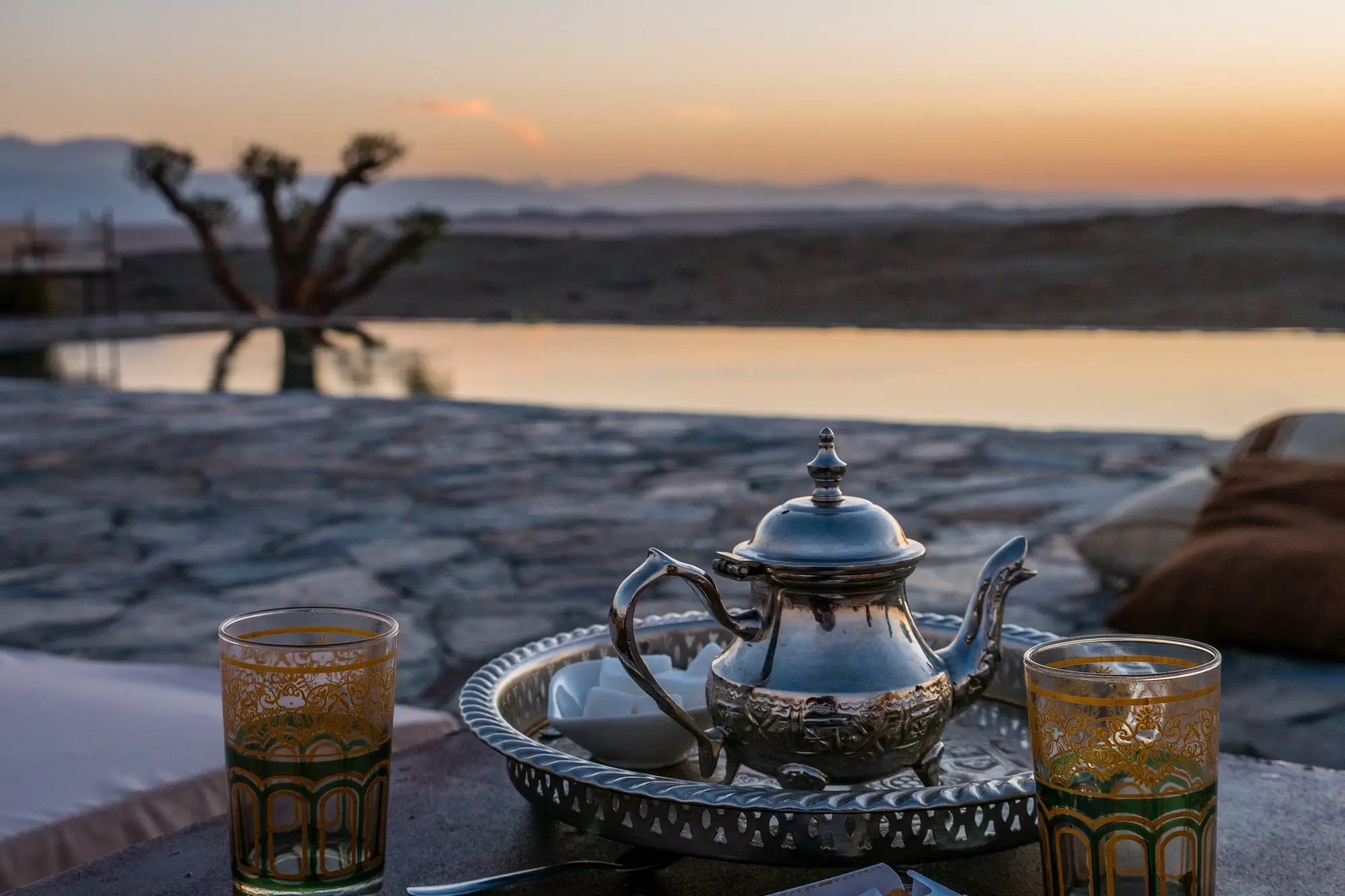 Nahaufnahme eines typisch marokkanischen Minztees auf dem Tisch in der Wüste Agafay, Marrakesch.

