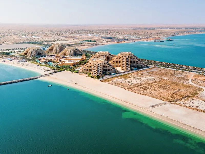 Ras Al-Khaimah, VAE Ras Al-Khaimah, VAE, bekannt für seine beeindruckenden Berge und Resorts zum entspannen