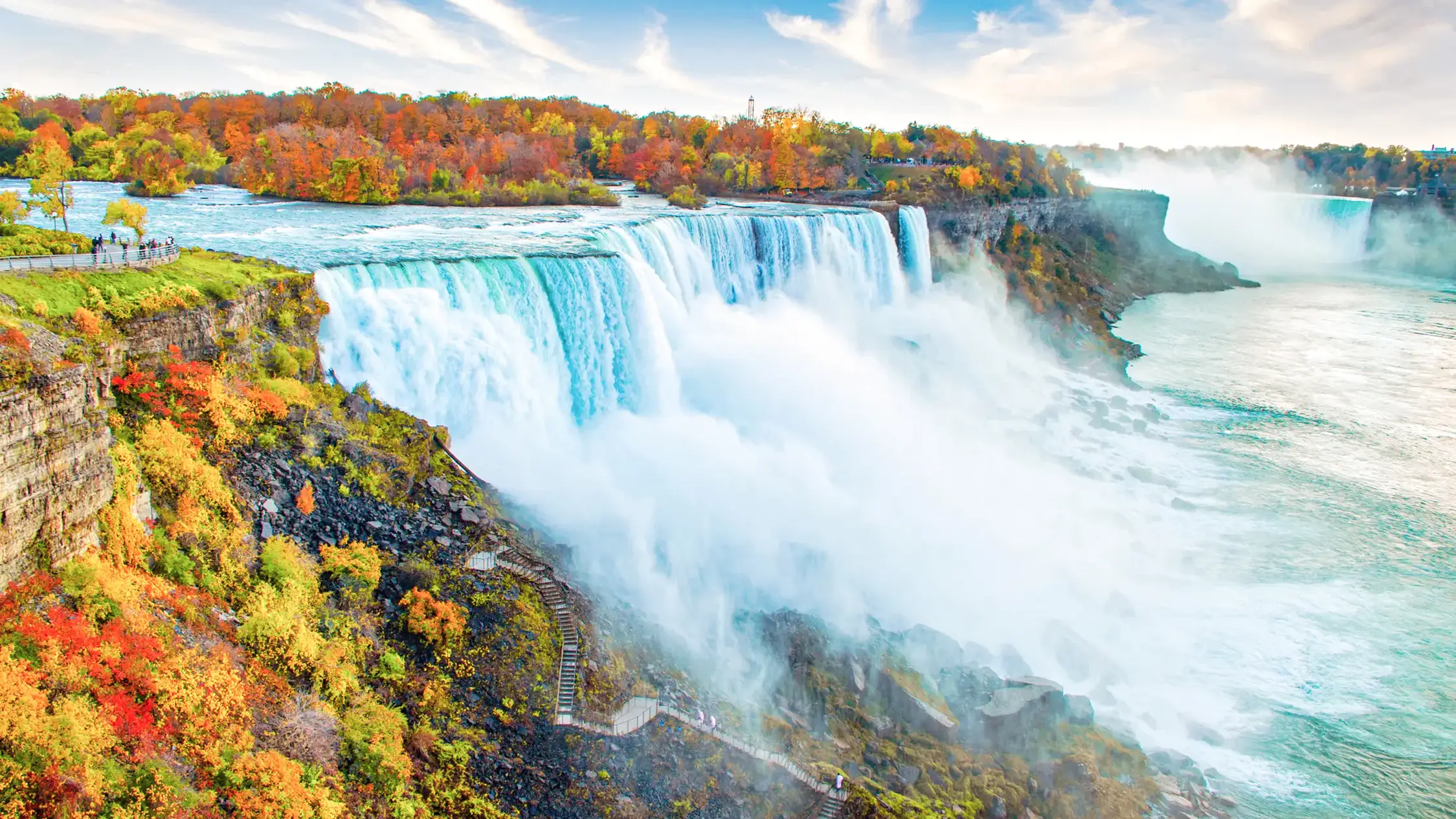 Kanada, Ontario, Niagara Falls Herbstlicher Wasserfall an den Niagara-Fällen, Niagara Falls, Ontario, Kanada.