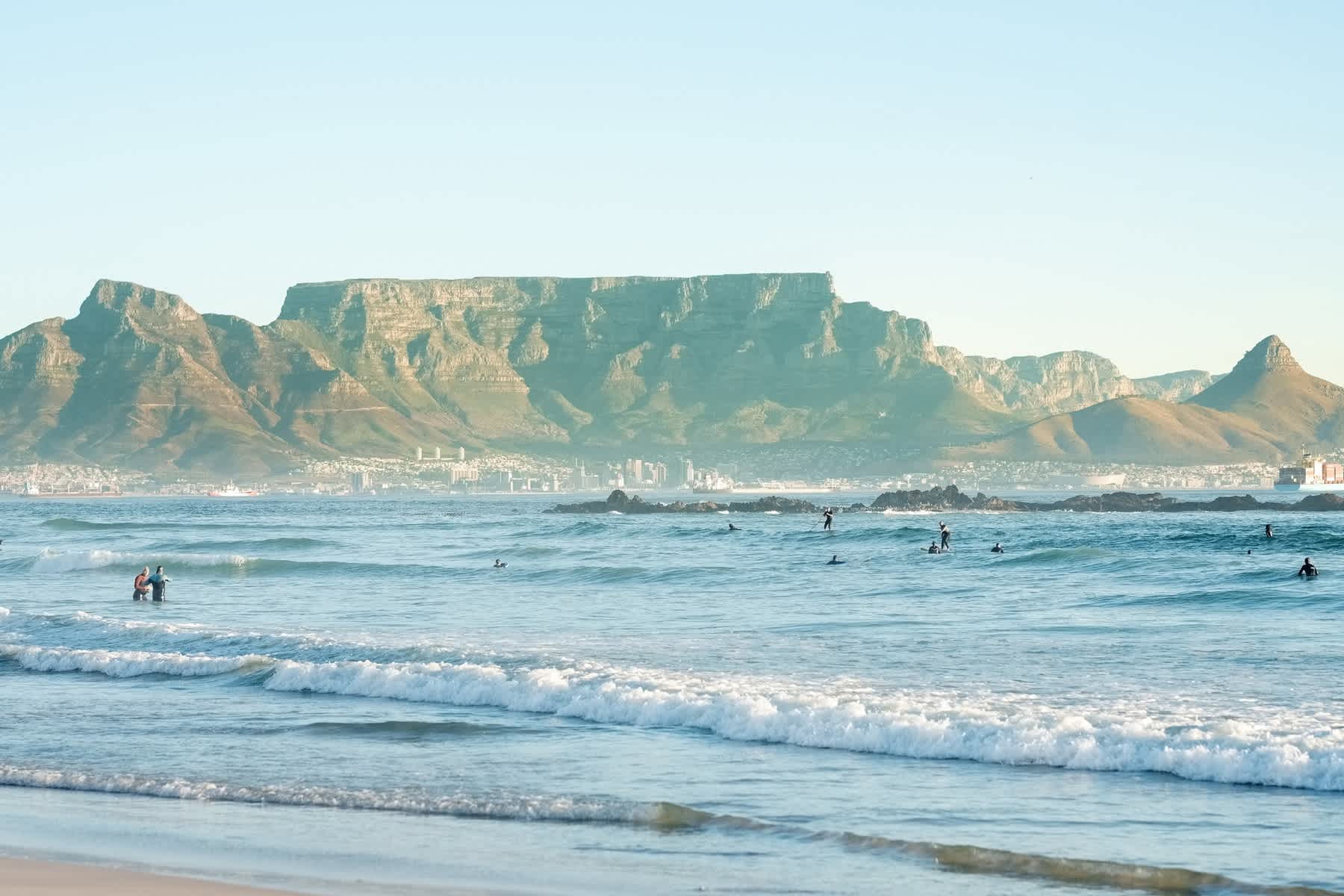 Afrique du Sud, surfeurs dans les vagues sur la côte.