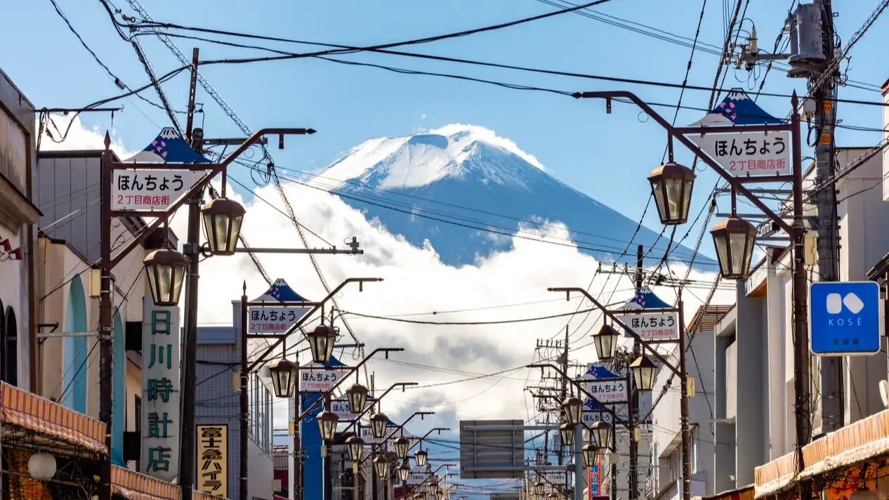 Le mont Fuji vu depuis les rues de Shimoyoshida, au Japon