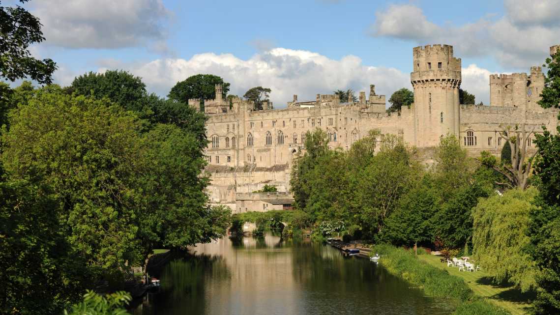 Vue du magnifique château de Warwick depuis un pont sur la rivière Avon en Angleterre, Royaume-Uni