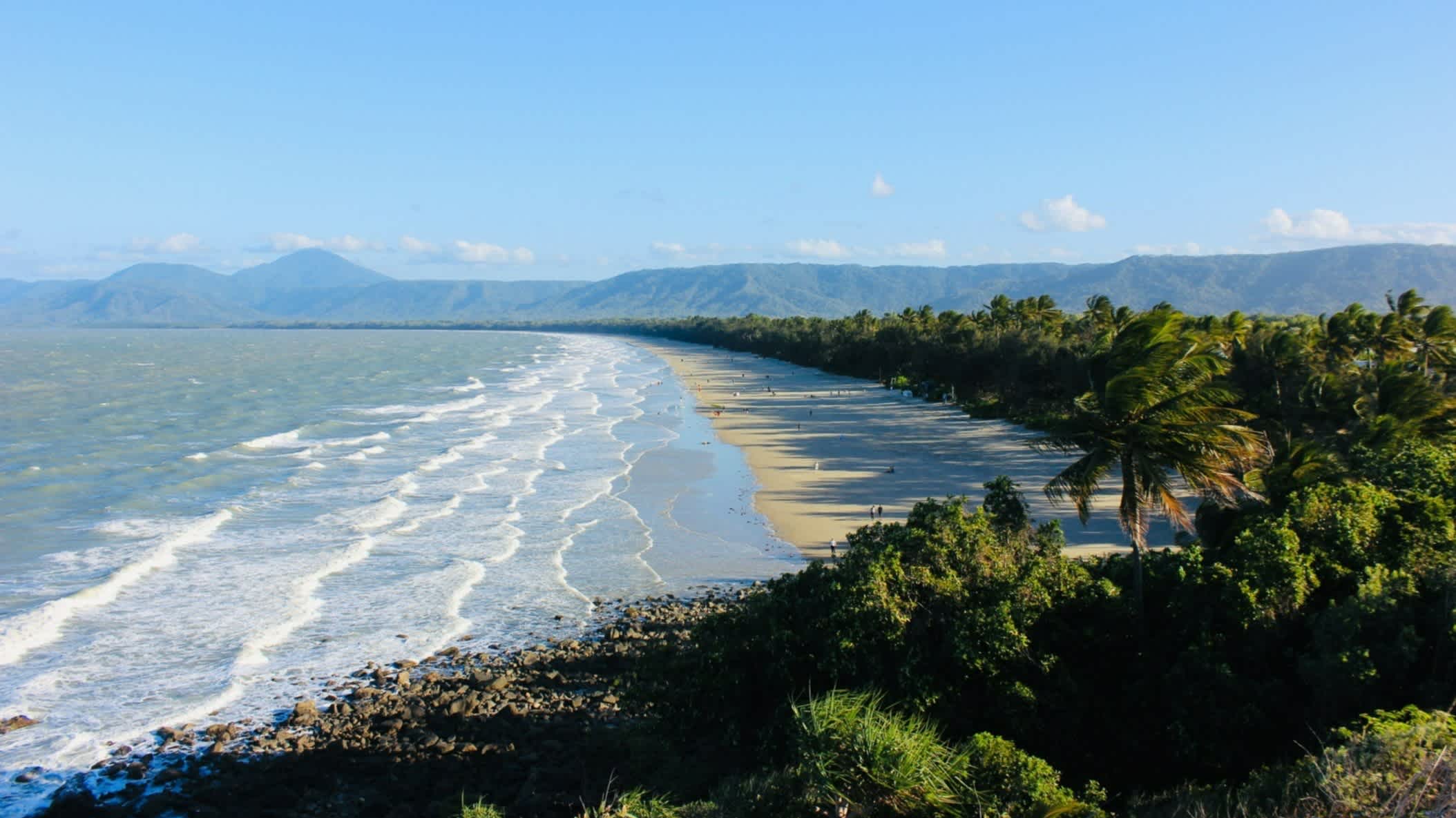 Blick auf den Strand Four Mile Beach, Australien von oben.