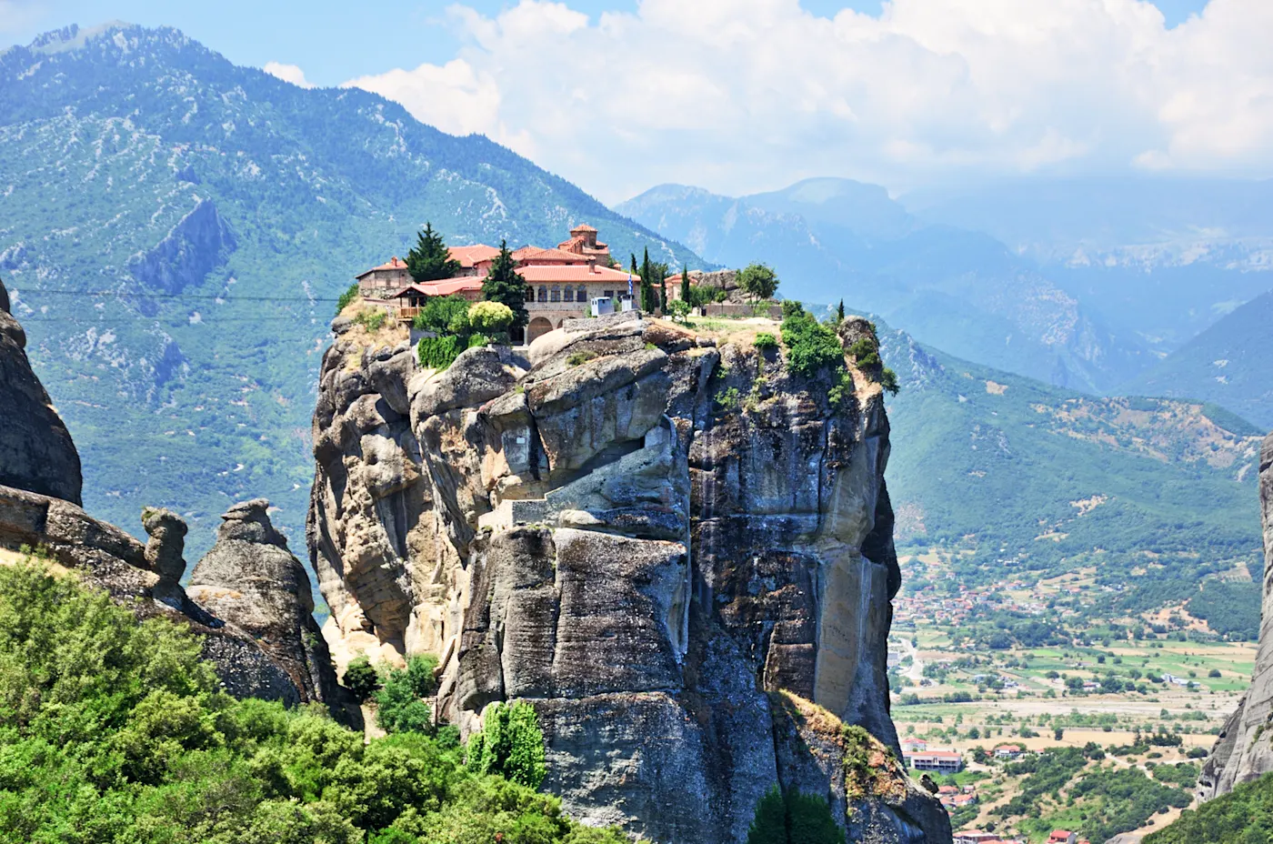 Formations rocheuses des Météores avec un monastère en Grèce.