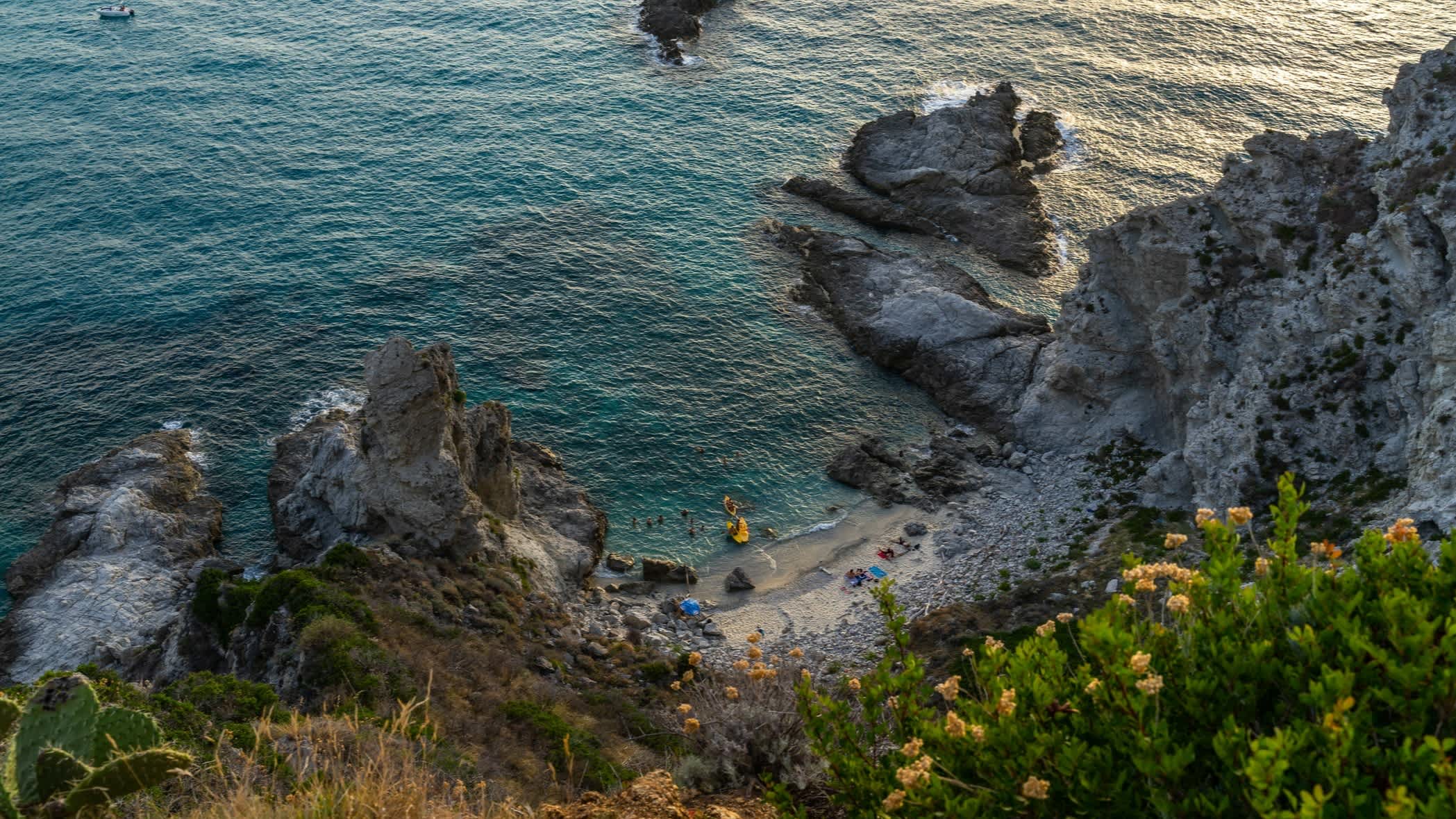 Vue aérienne de la baie et la plage Praia di Fuoco au coucher du soleil, en Calabre, Italie.