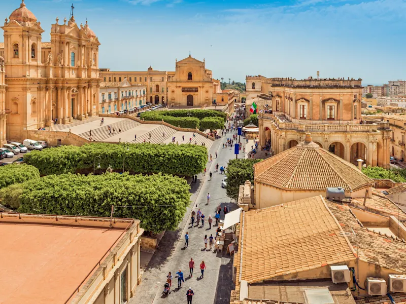 Noto en Sicile est connue pour son architecture baroque, ses charmantes ruelles et ses magnifiques palais qui font de la ville un site classé au patrimoine mondial de l'UNESCO.