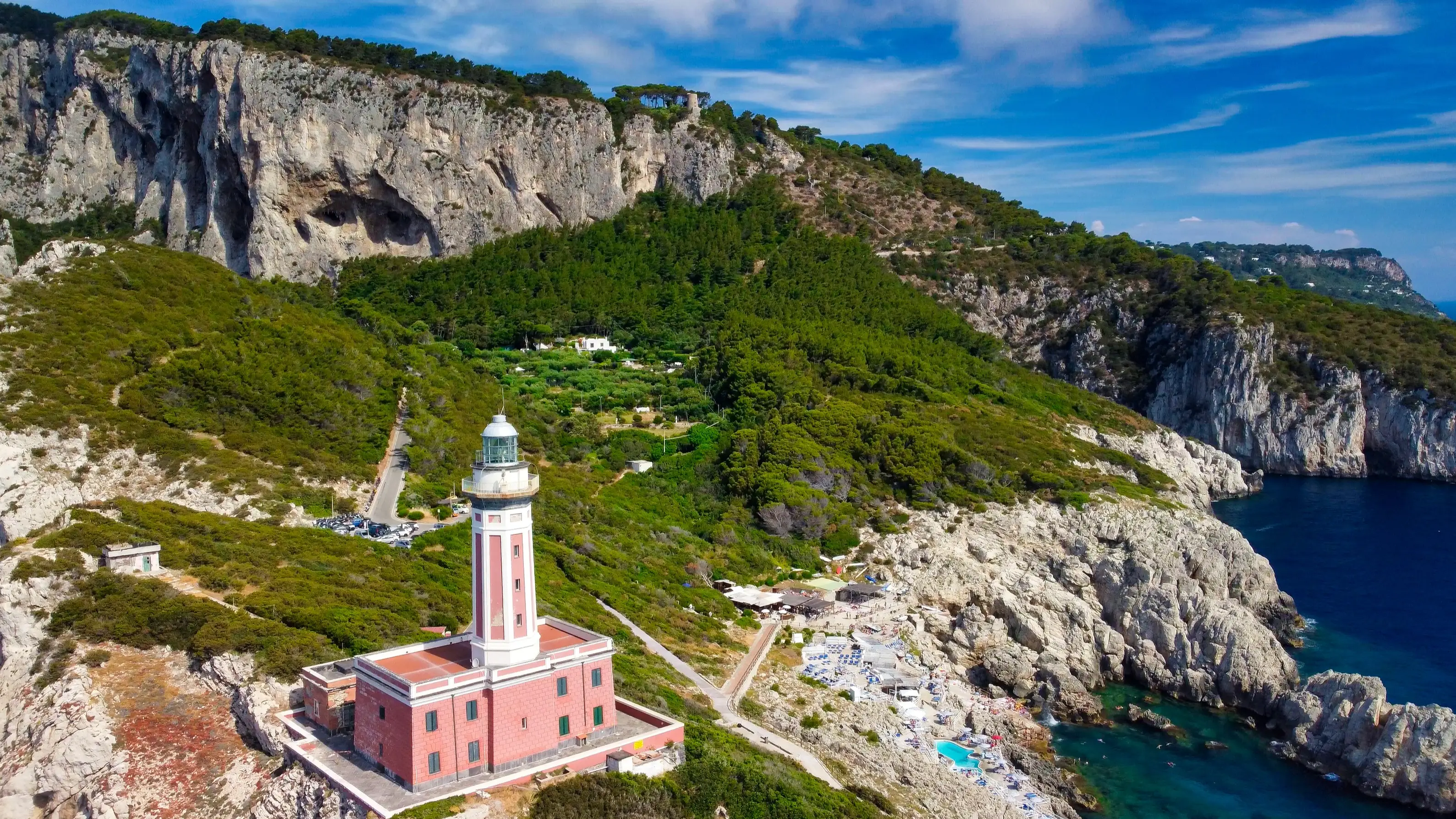 Italien, Capri Luftaufnahme der Küste Capris mit rosa Leuchtturm