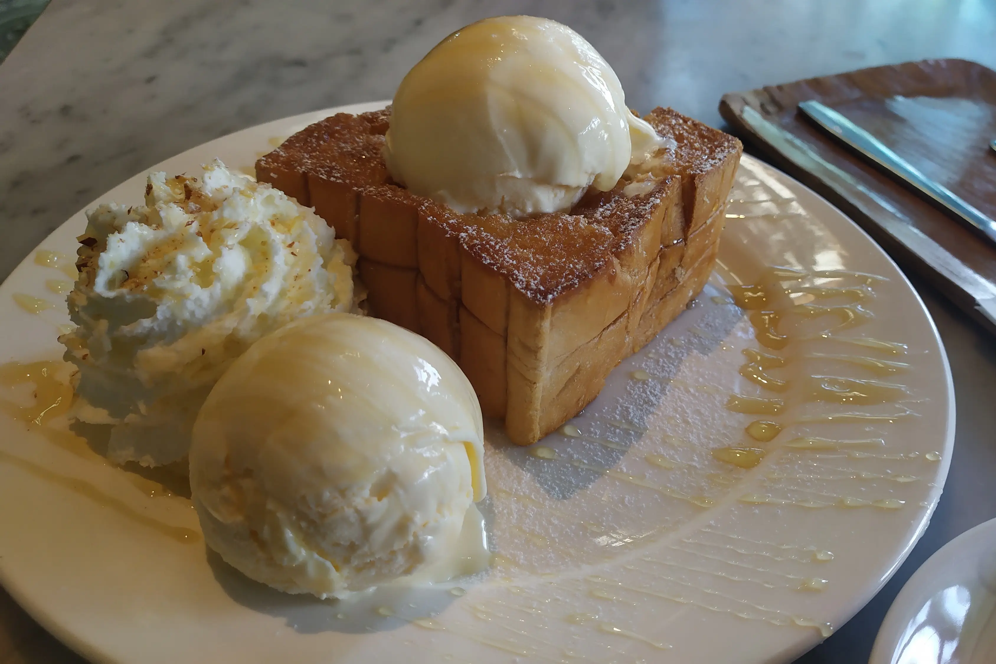 Polynésie française, nourriture typique, Po'e Part de Po'e servi avec des boules de glace et de la chantilly