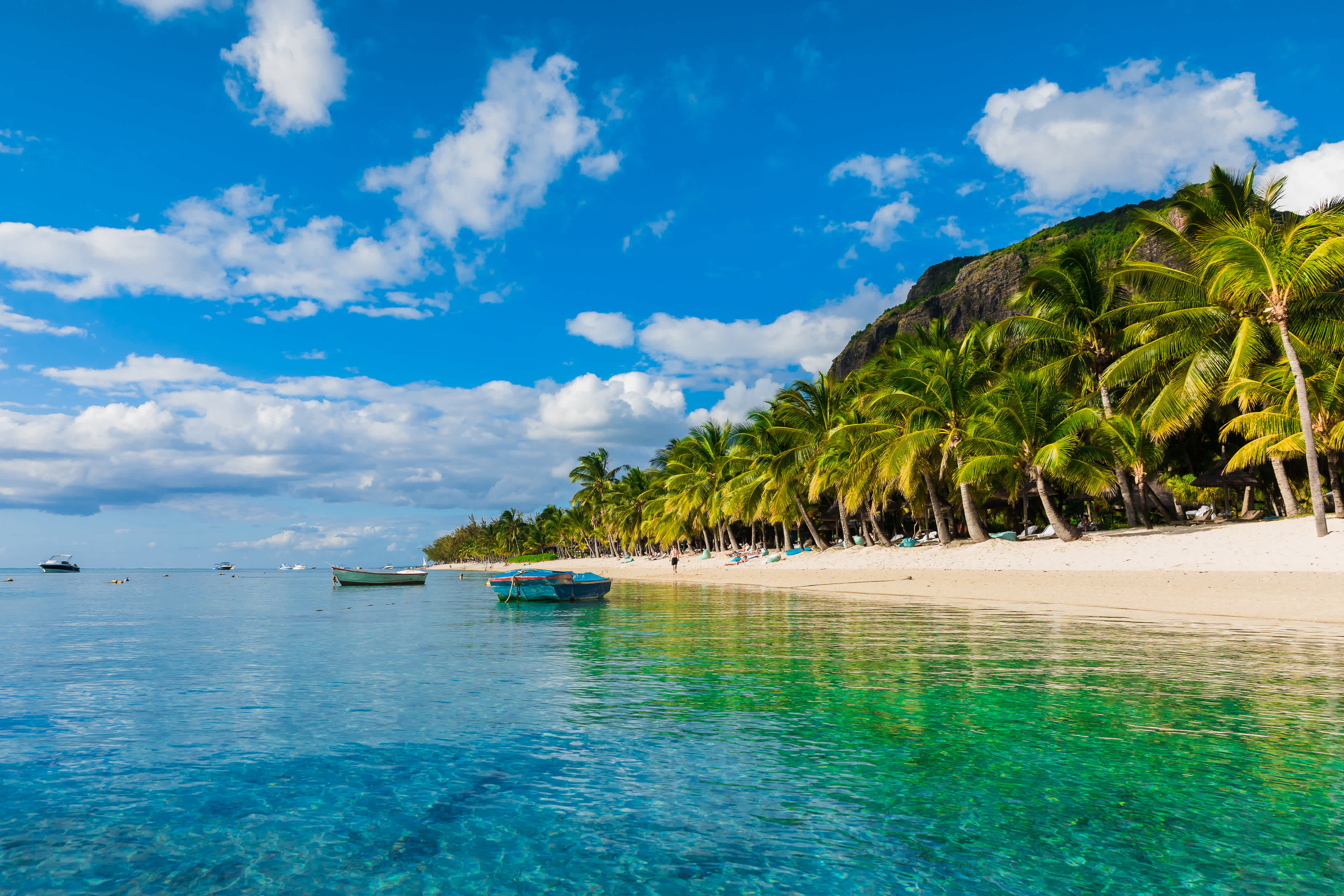 Schöne Aussicht auf den Luxusstrand von Mauritius. Transparenter Ozean, weißer Sandstrand, Palmen und blauer Himmel 