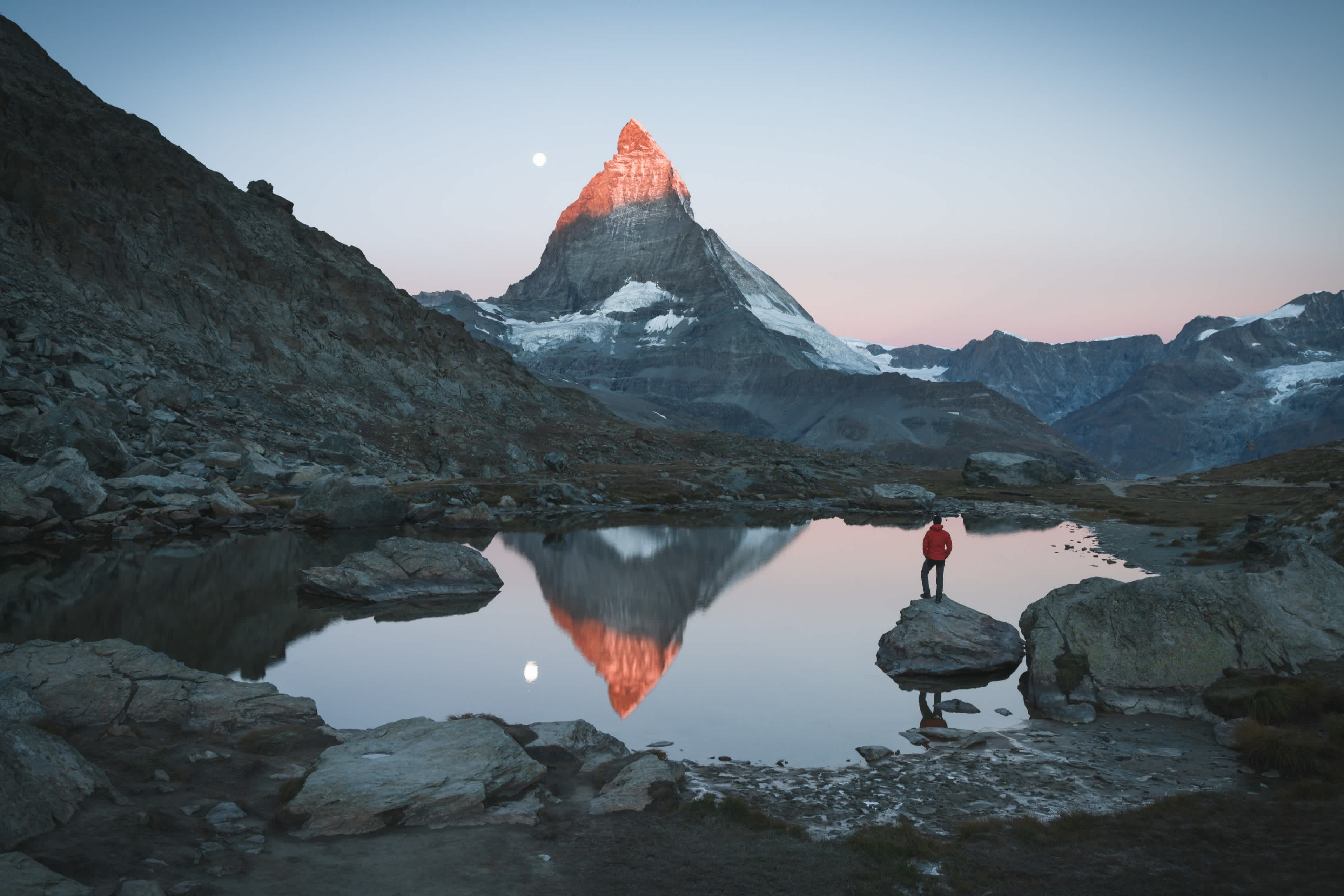 Das Matterhorn im Winter bei Sonnenuntergang mit seiner alpinen Bergkulisse und einem Bergsee.