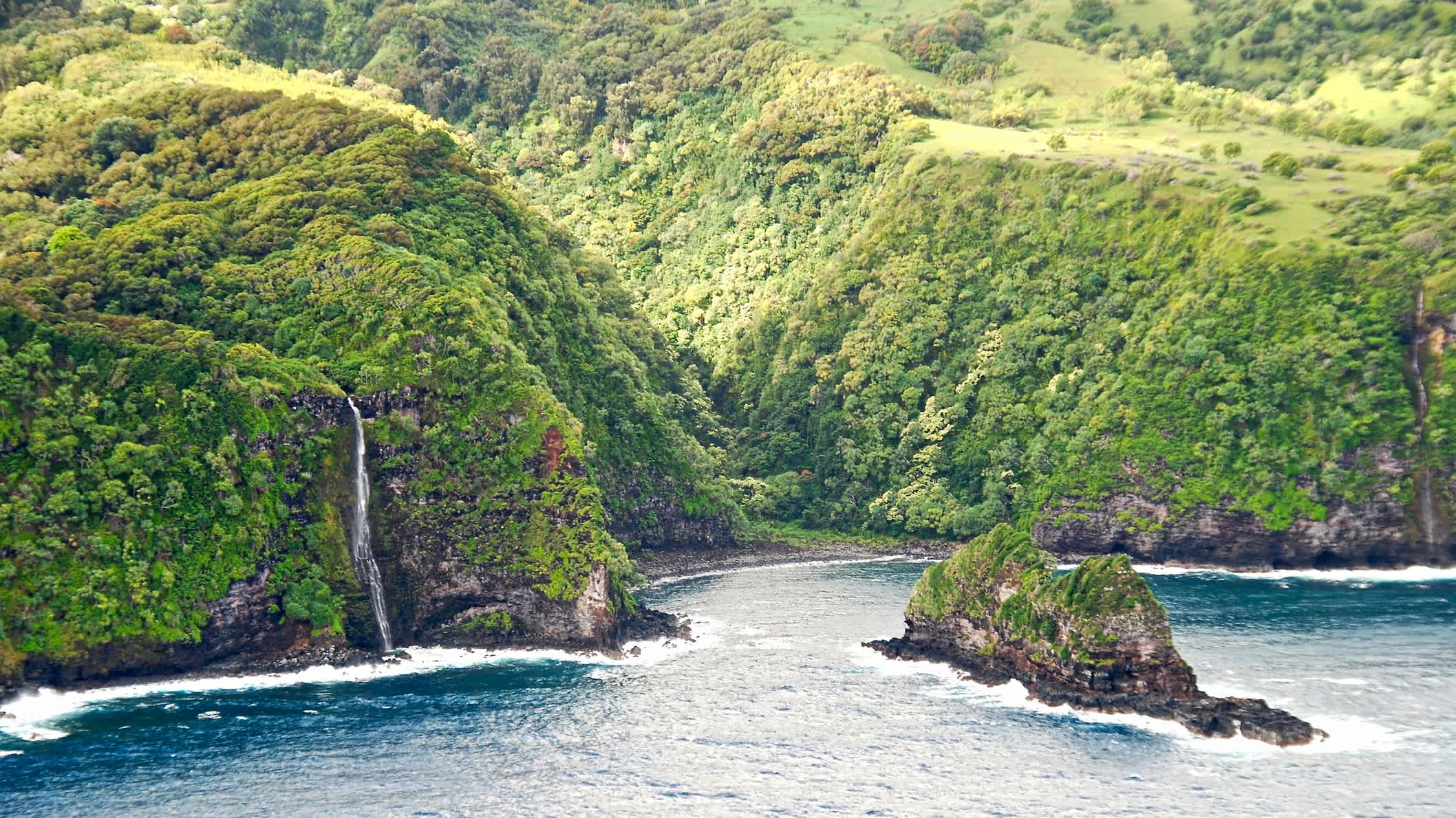 Meeresklippen von Molokai mit Wasserfall, Luftaufnahme.