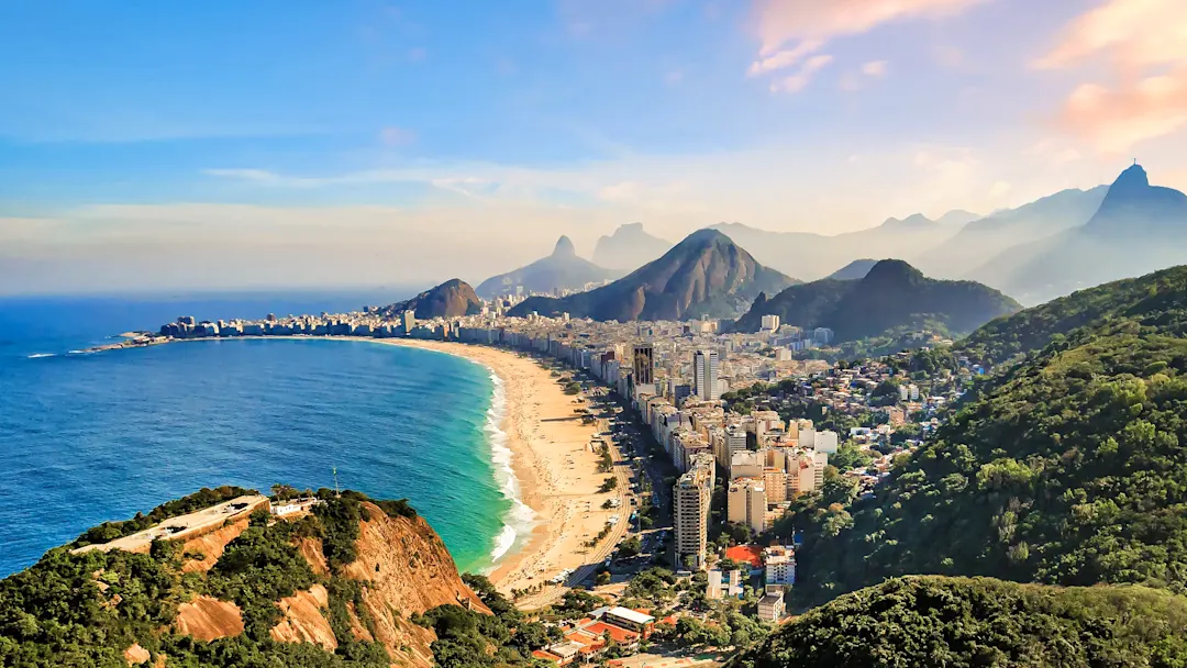 Luftaufnahme der Copacabana mit Bergen im Hintergrund, Rio de Janeiro, Südosten, Brasilien.