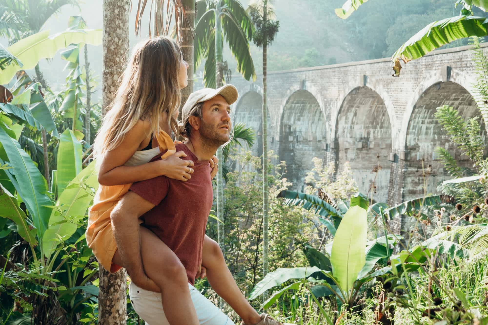 Jeune couple heureux dans la jungle du Sri Lanka