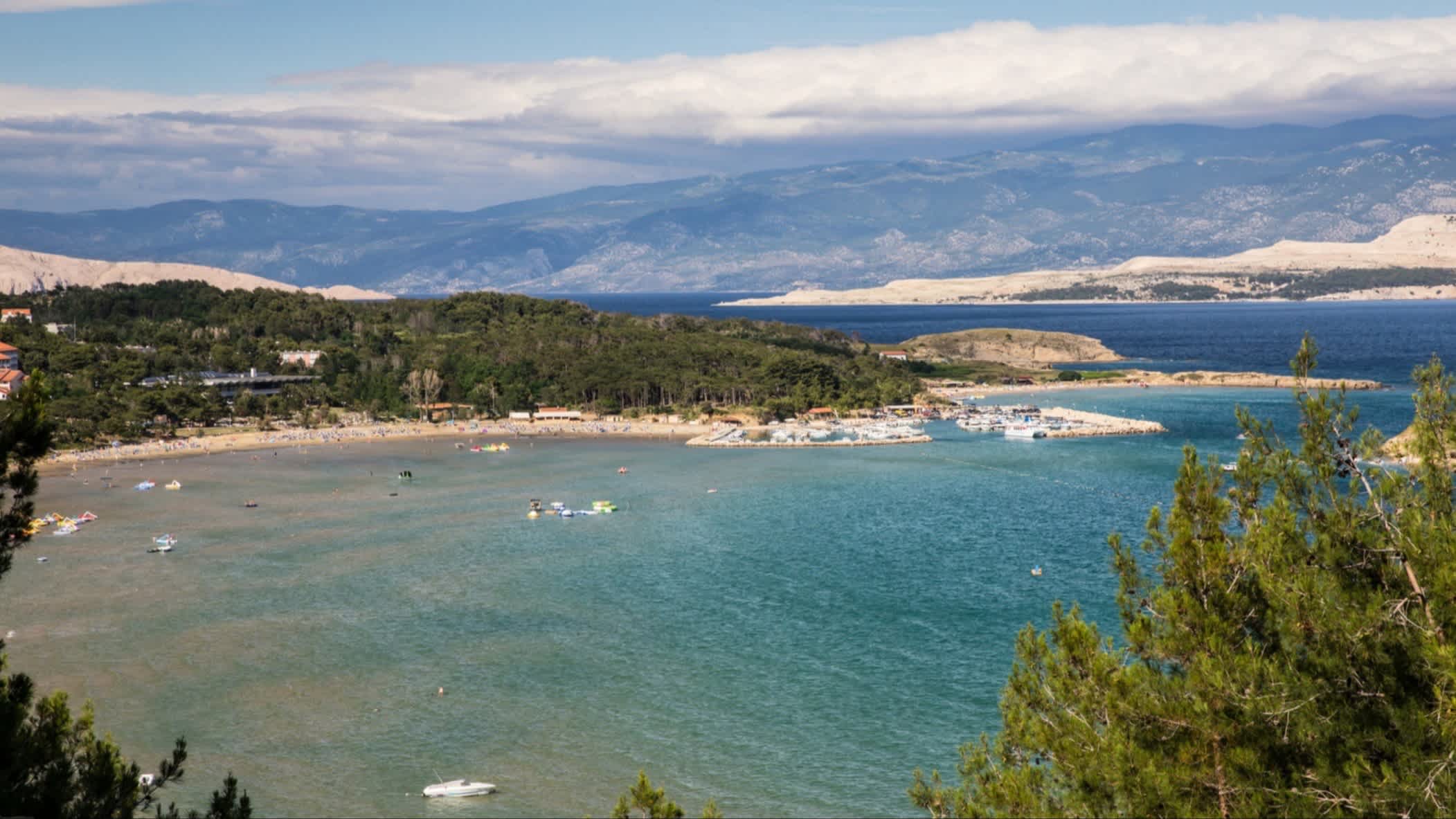 Strand von Lopar, Insel Rab, Kroatien mit Blick auf das blaue Meer und die Bucht von einem Viewpoint aus.