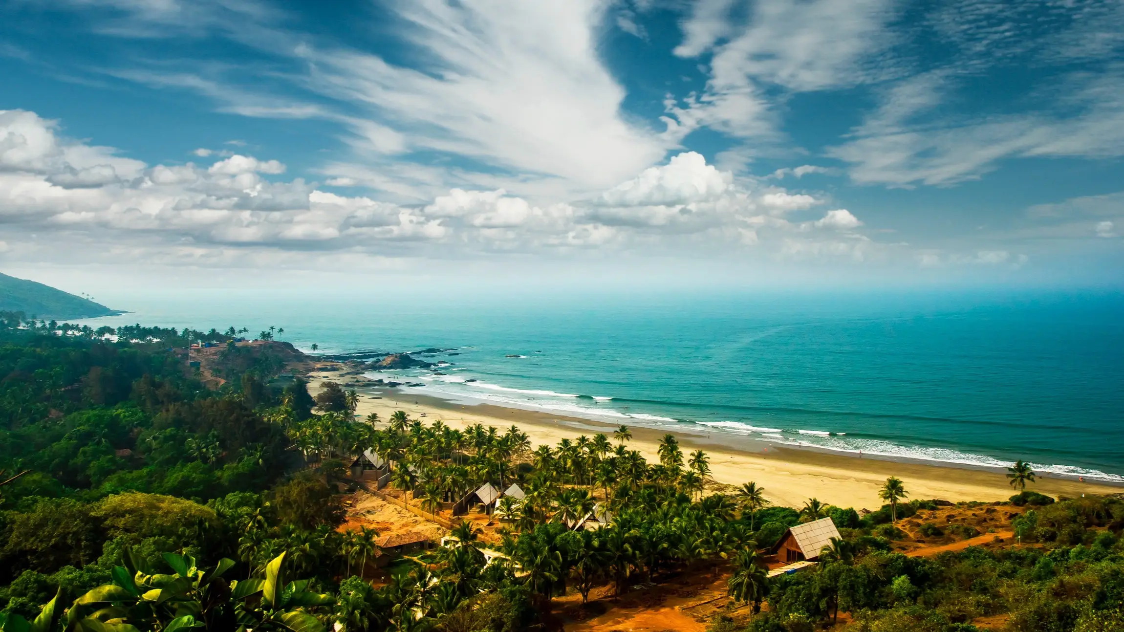 Vagator Beach, Goa, Indien Luftaufnahme des Vagator Beach, Goa, Indien mit Palmen und dem Blauen Meer im Bild.