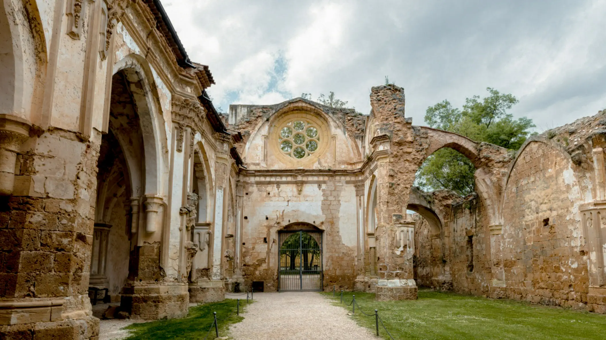 Spanien, Aragonien, Monasterio de Piedra Ruinen des Monasterio de Piedras (Kloster Unserer Lieben Frau von Stein) in Aragonien, Spanien.