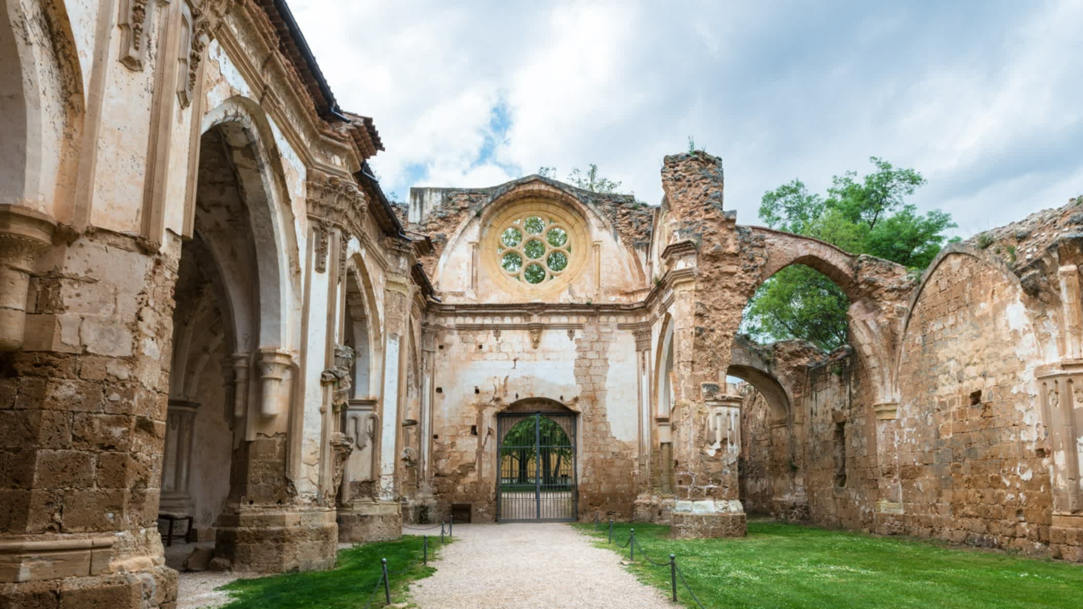 Ruinen des Monasterio de Piedras (Kloster Unserer Lieben Frau von Stein) in Aragonien, Spanien.

