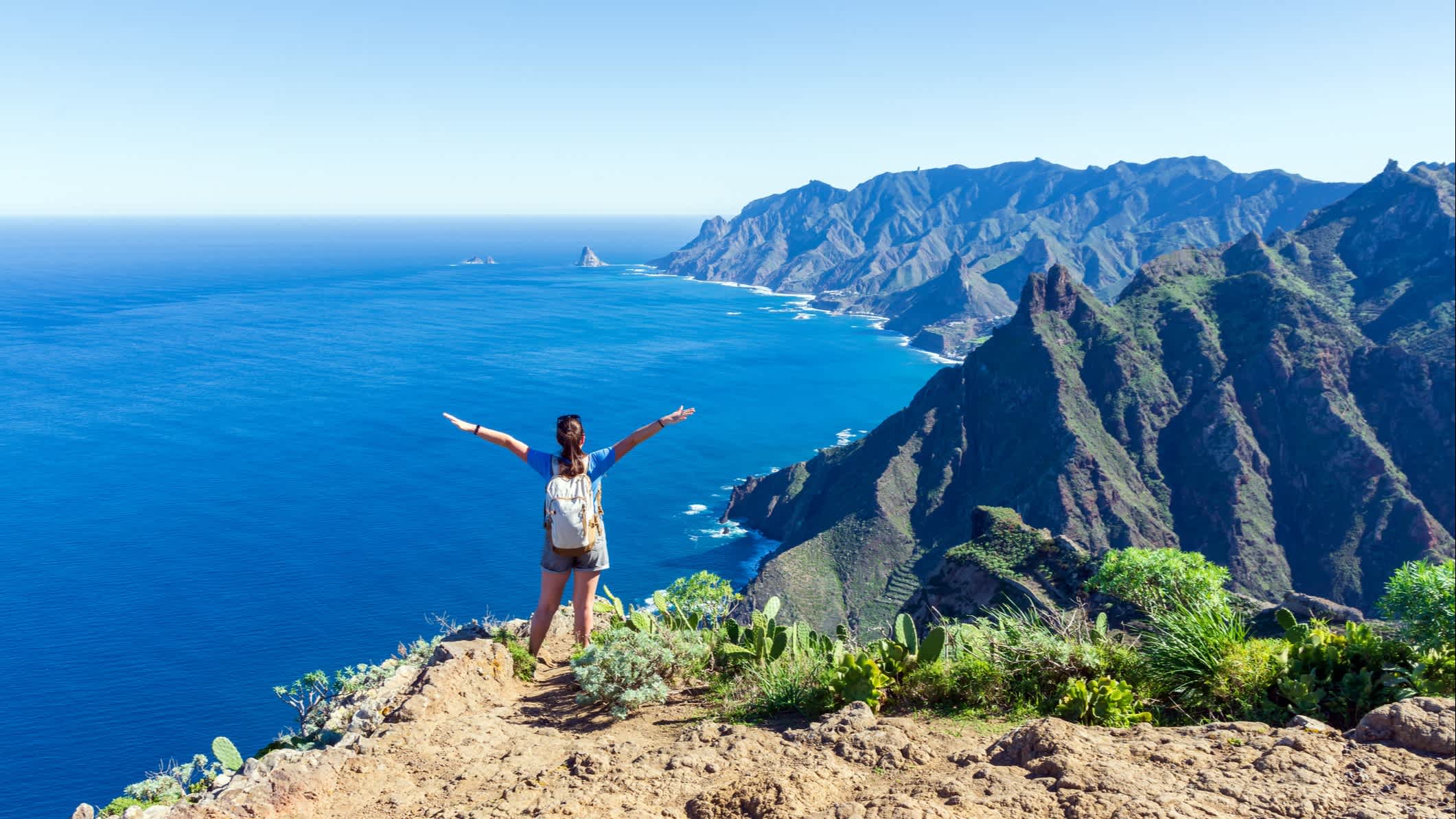 Une randonneuse observe un magnifique paysage côtier dans le parc d'Anaga, Ténériffe, Îles Canaries, Espagne.