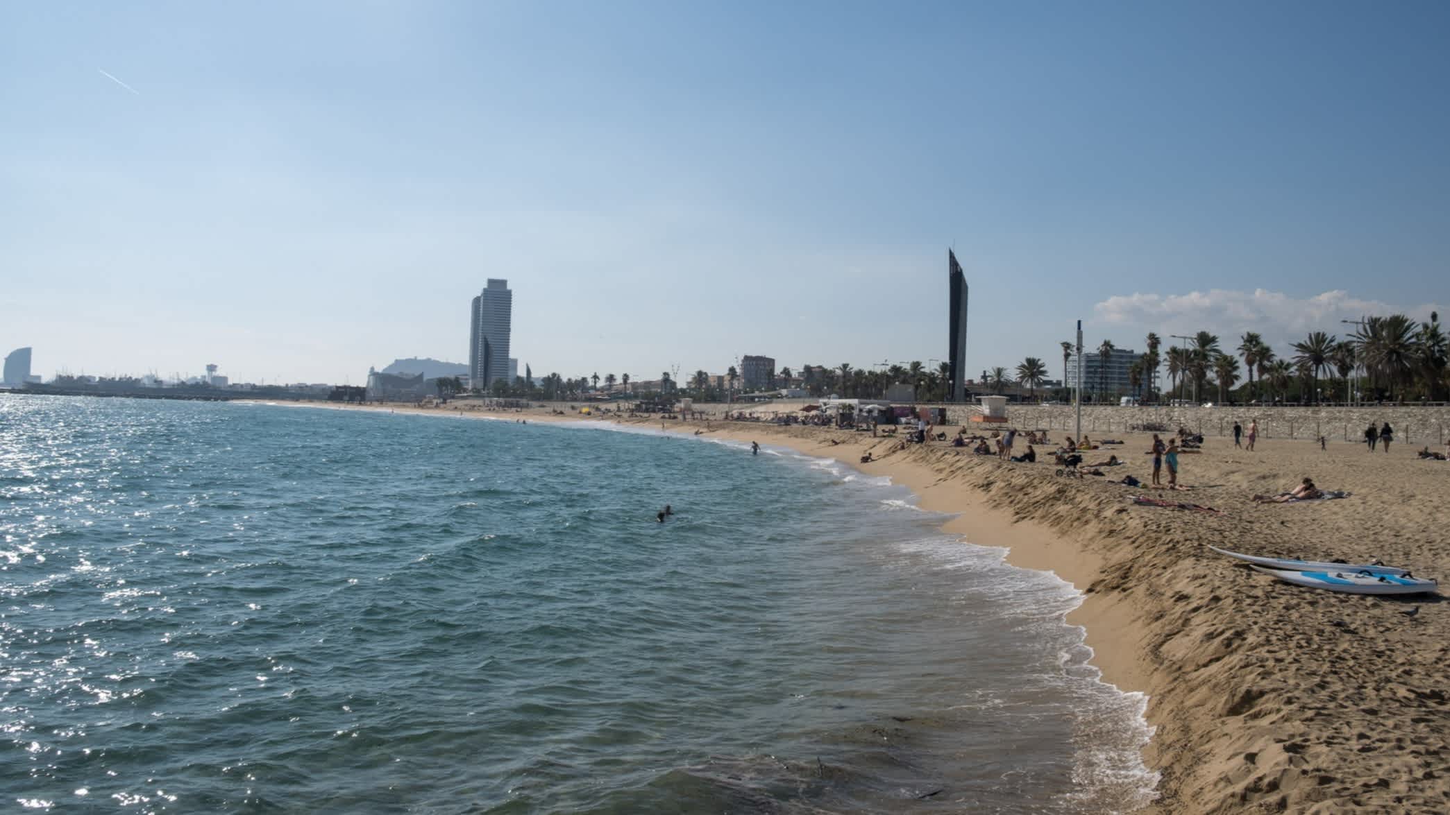 Vue sur la plage de sable de Bogatell en Espagne