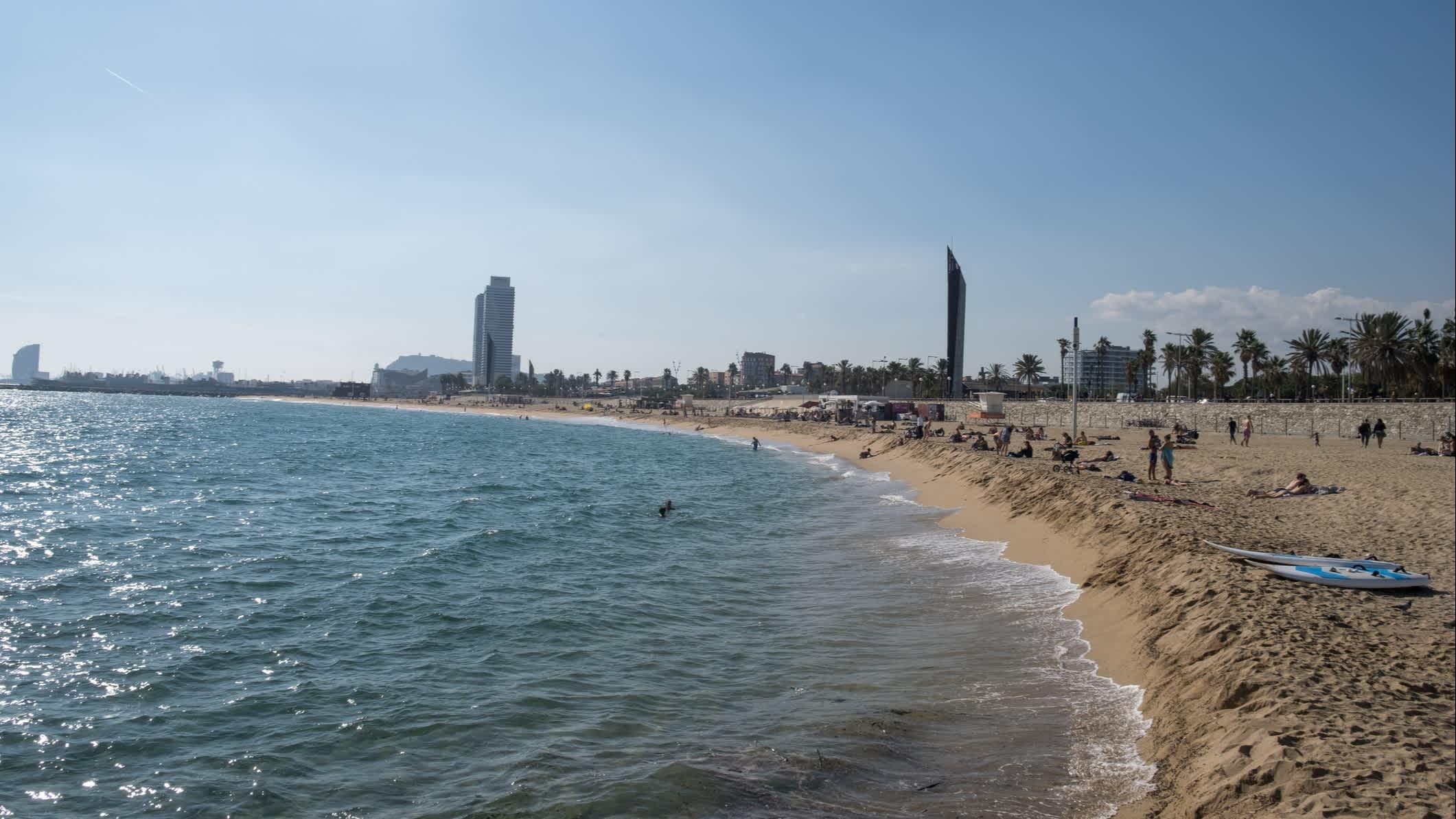 Vue sur la plage de sable de Bogatell en Espagne