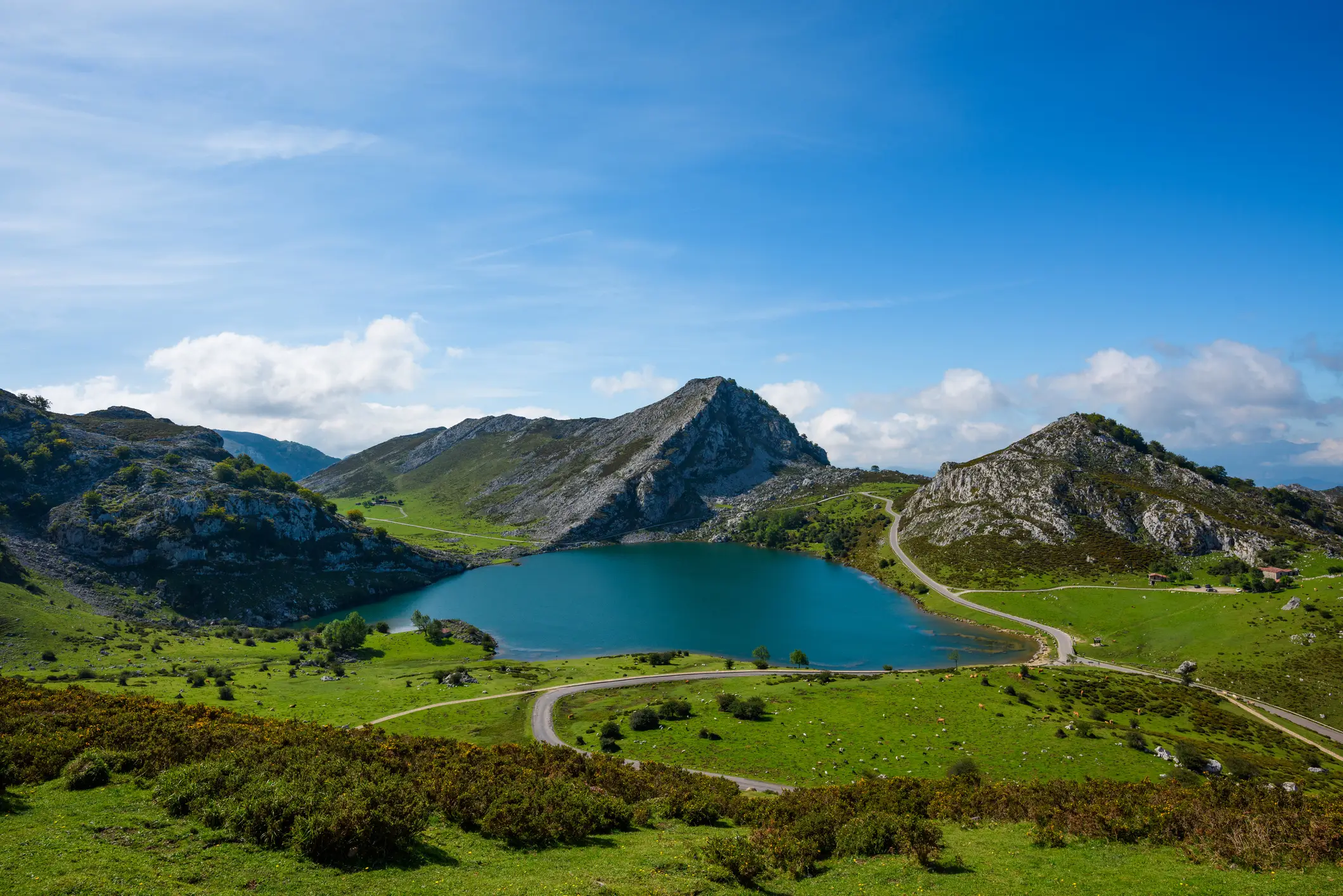 Spanien, Picos de Europa Nationalpark Das Panorama des Enolsees mit den Bergen, Nationalpark Picos de Europa, Spanien.
