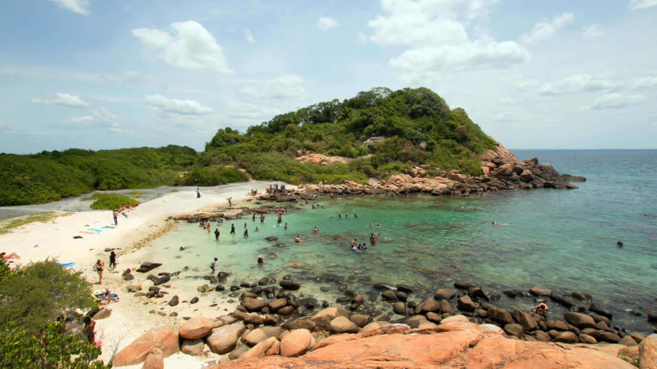 Badestrand und Bucht auf Pigeon Island National Park