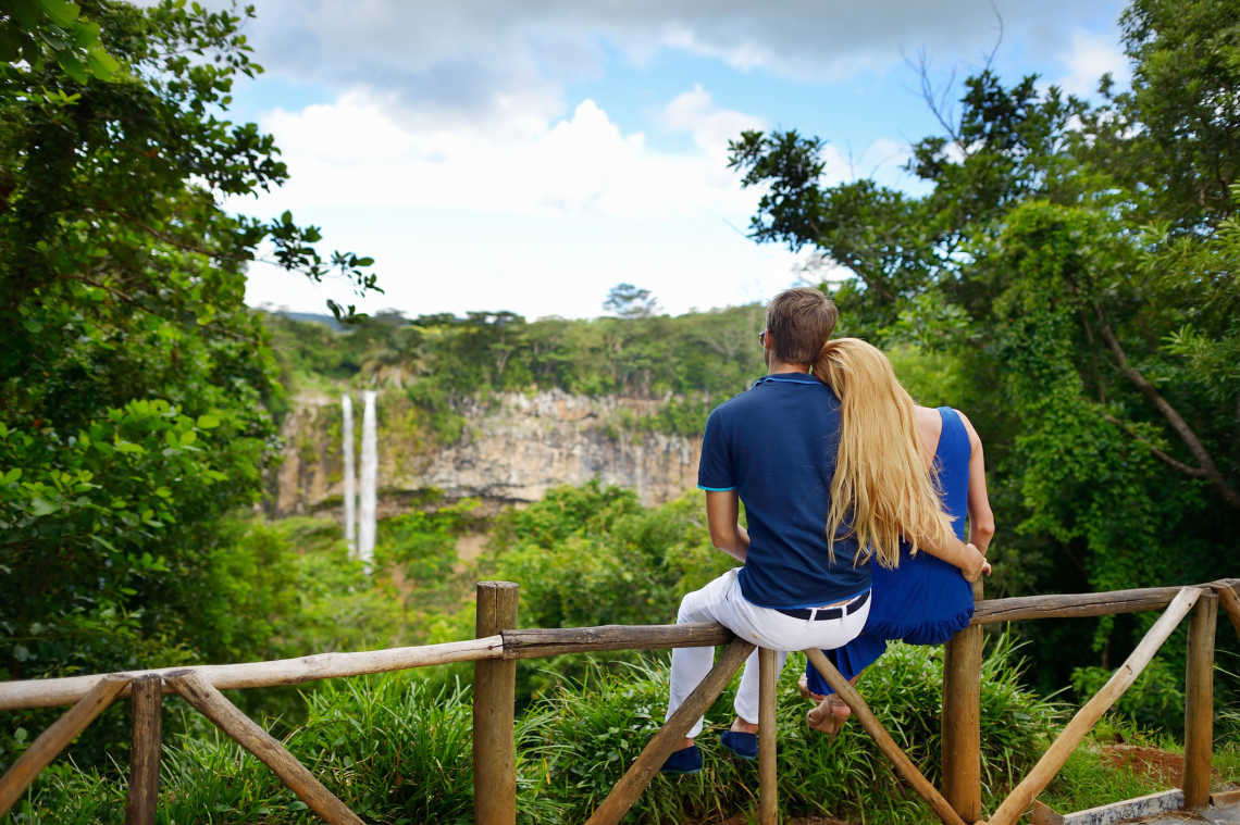 Junges Paar mit dem Blick auf die Chamarel-Wasserfälle in Mauritius