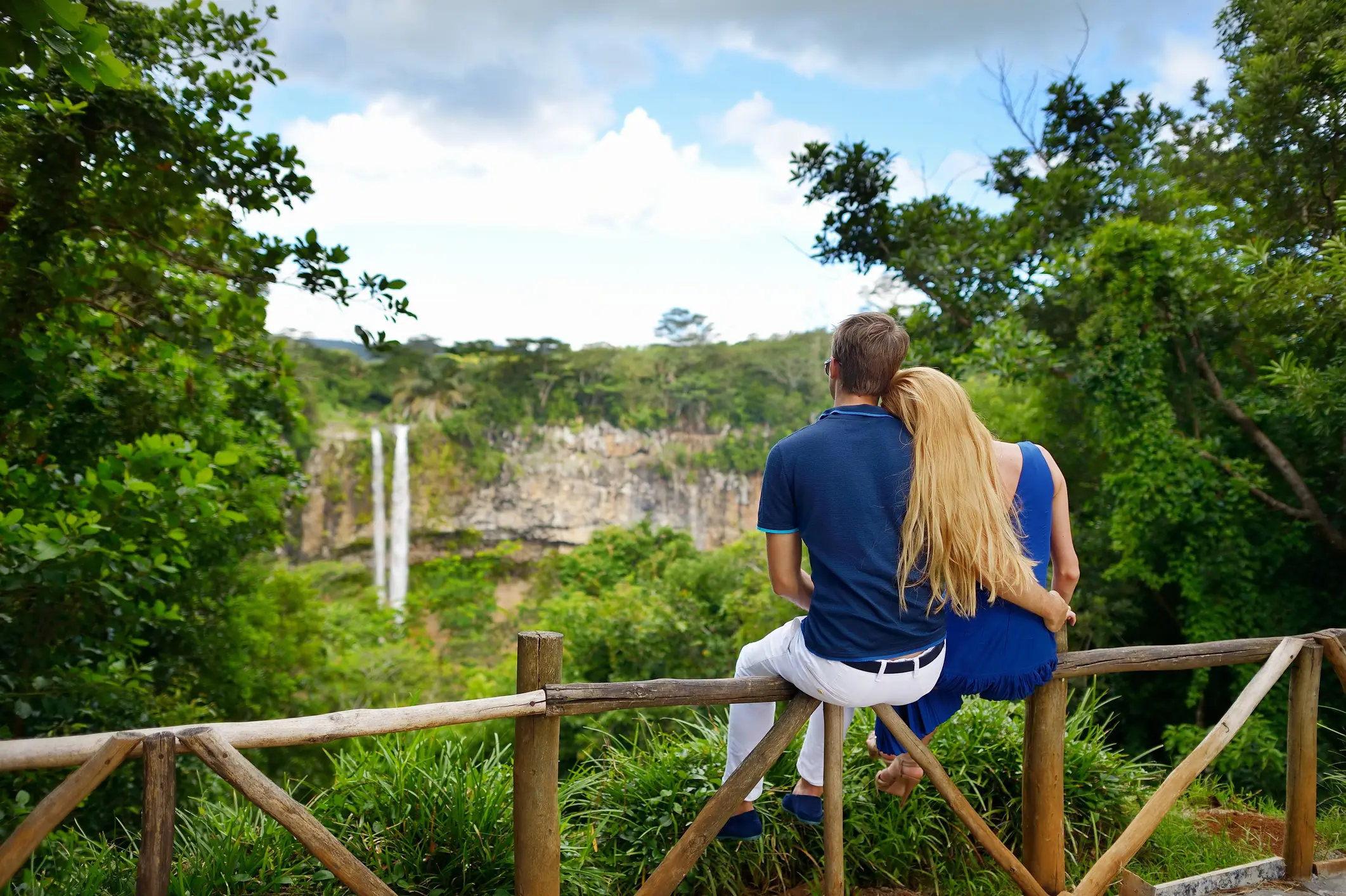 Île Maurice, Chutes de Chamarel Jeune couple avec vue sur les chutes de Chamarel à l'île Maurice