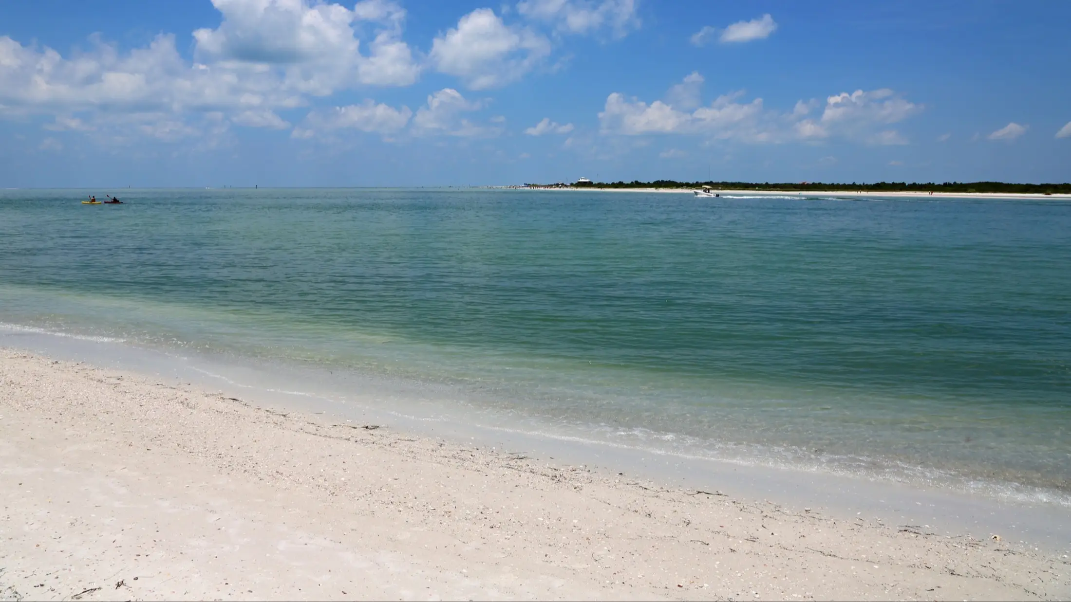 USA Florida Caladesi Island State Park Der Strand von Caladesi Island State Park, Dunedin, Florida, USA bei purem Sonnenschein mit Blick auf das türkise Wasser.