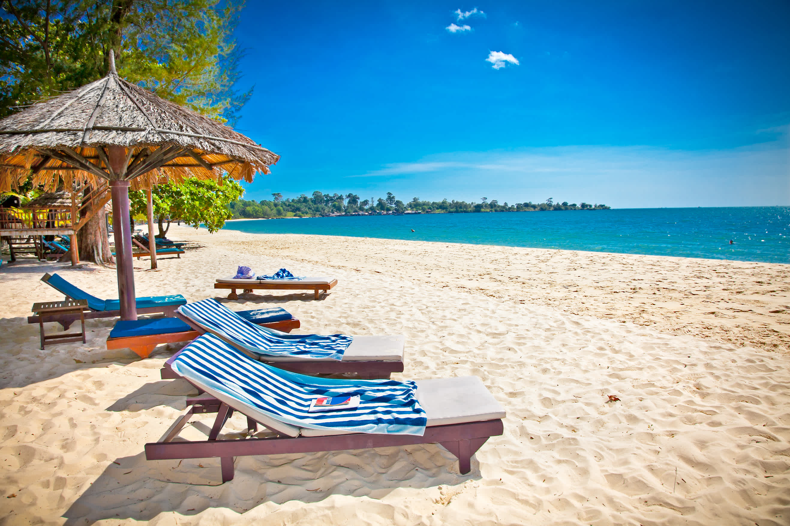 Cambodge, Sihanoukville, transats sur une plage tropicale.