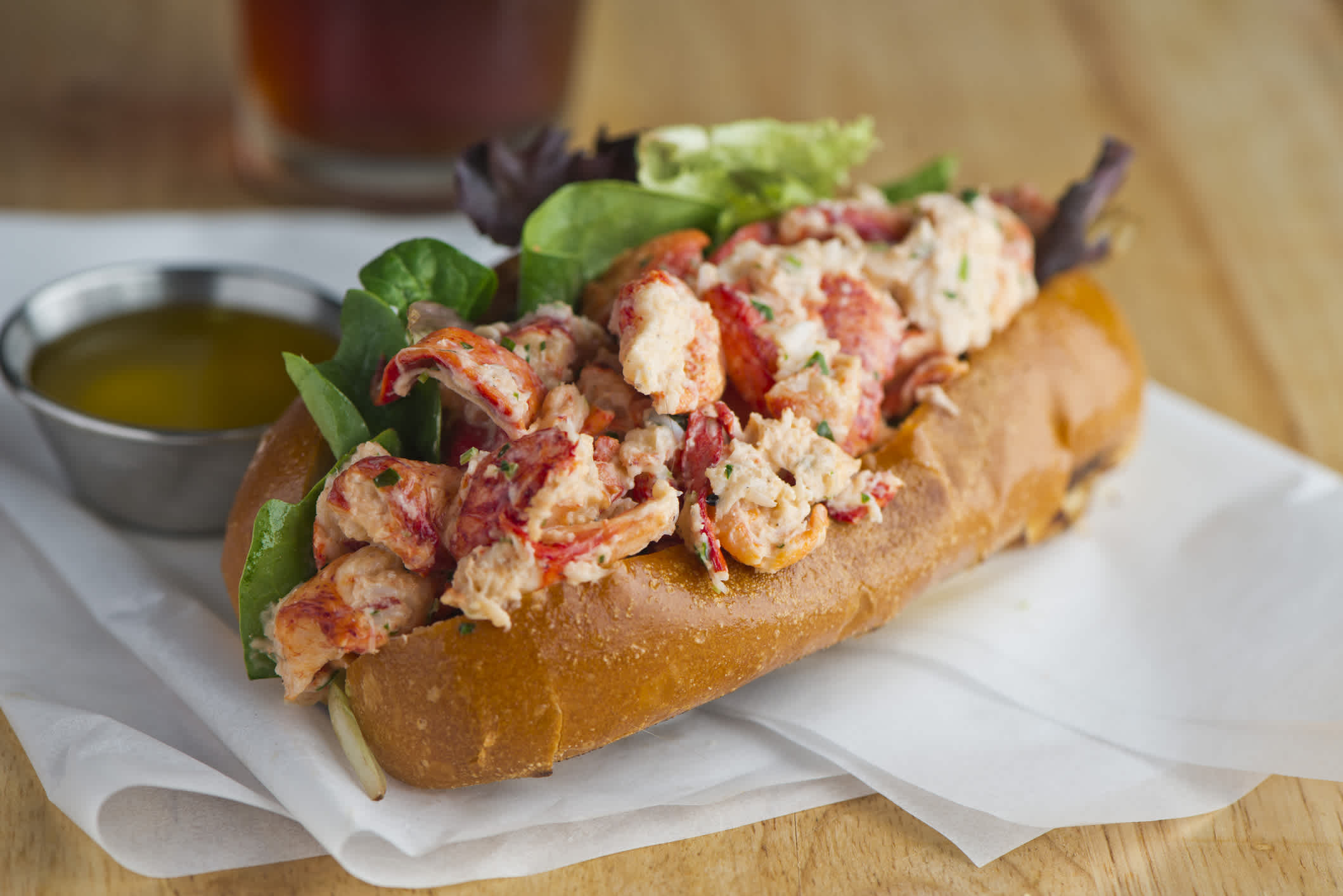 Lobster roll sur pain à hot-dog grillé et salade, repas typique des États-Unis.