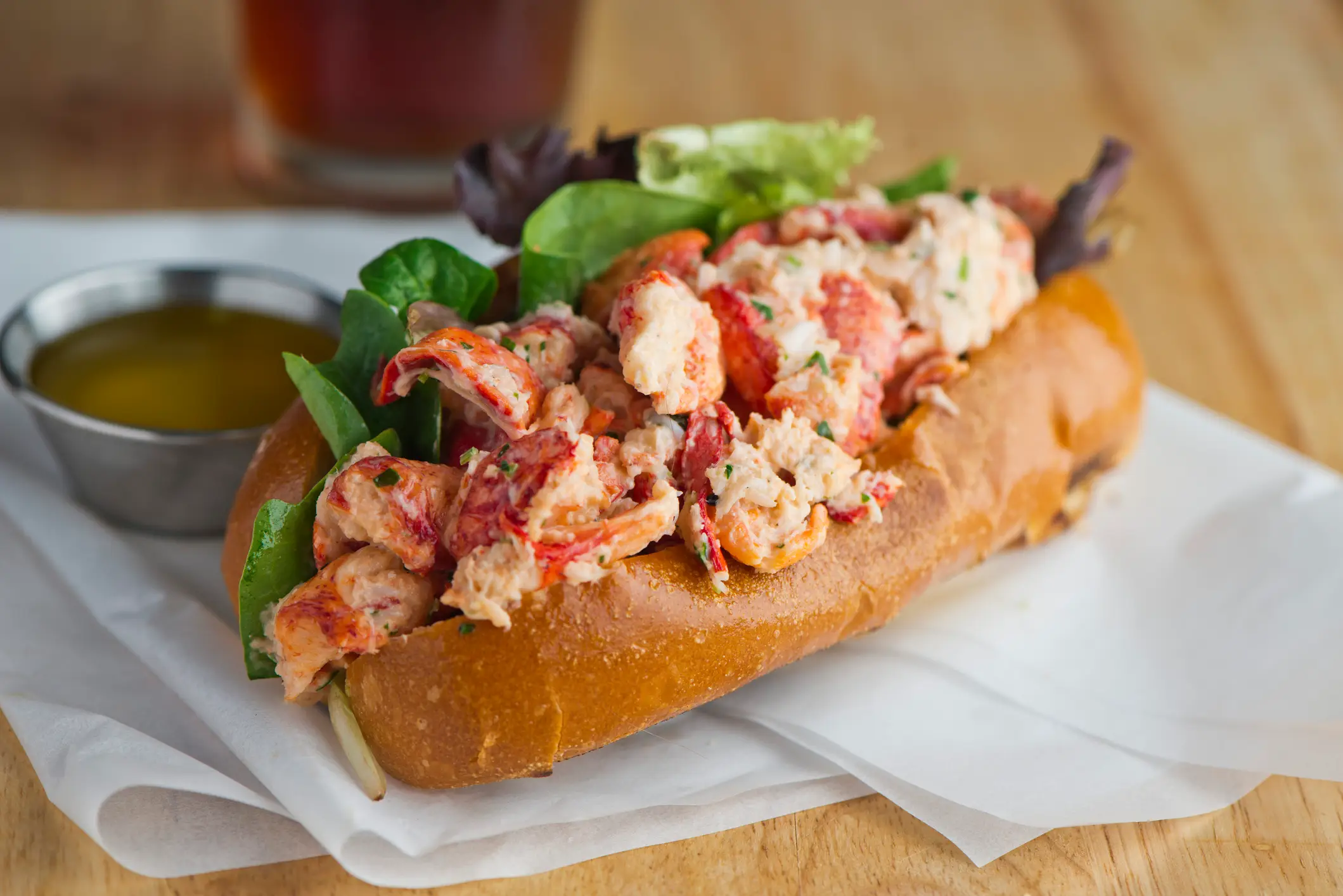 Nationalgerichte, USA, Hummer-Rolle Hummerrolle auf geröstetem Hotdog Brötchen mit Salat, typisches Essen für die USA.
