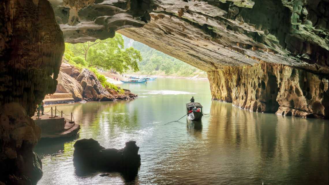 Blick auf den Son-Fluss von der Phong Nha-Höhle im Phong Nha-Ke Bang-Nationalpark in Vietnam.

