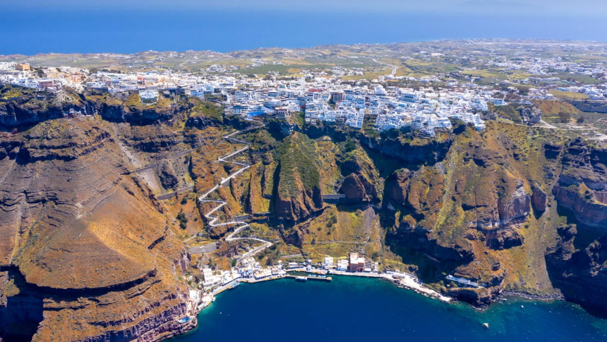 Fira Stadt, mit Blick auf Caldera, Vulkan und Kreuzfahrtschiffe, Santorini, Griechenland.