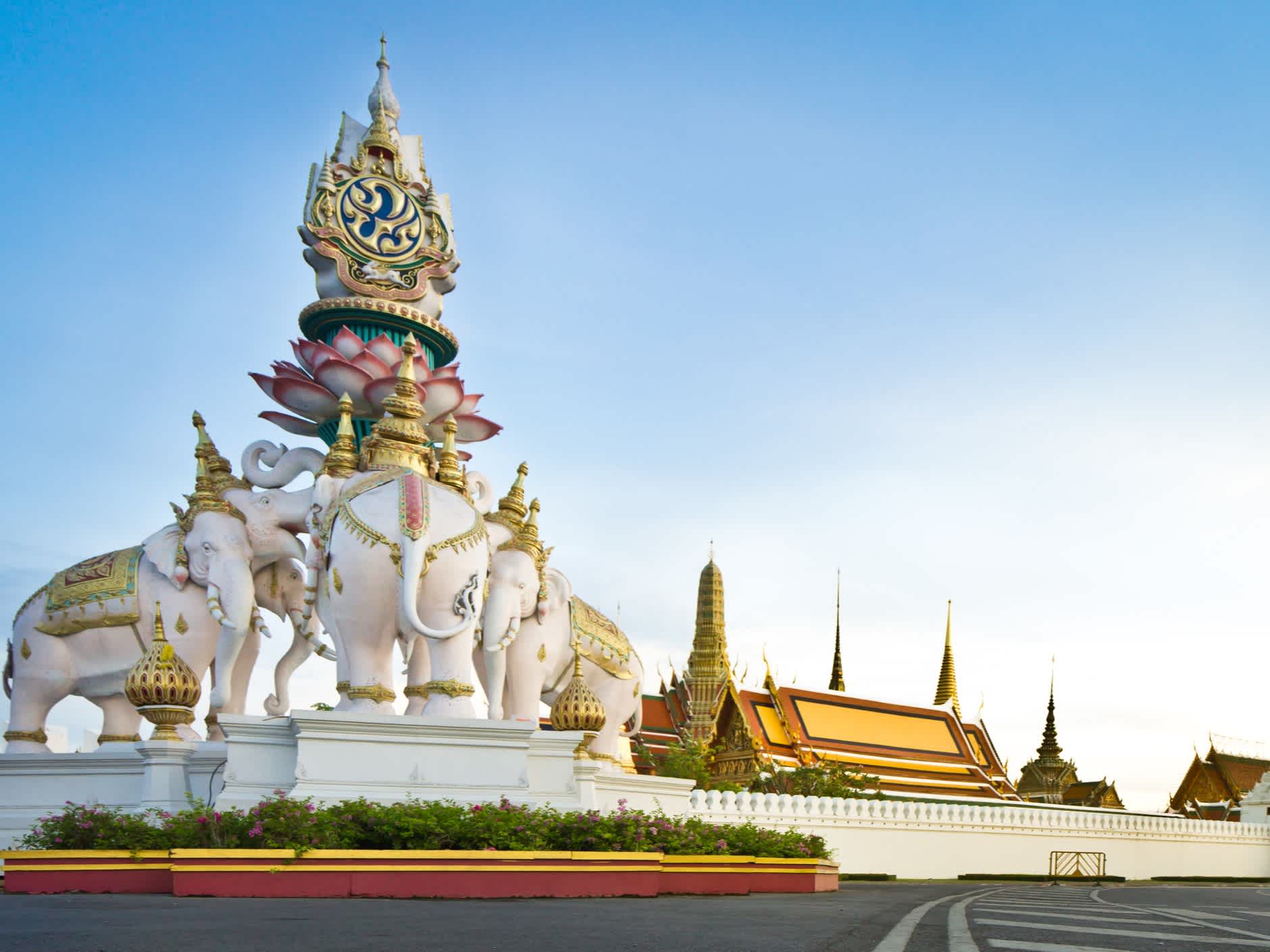 Temple Wat Phra Kaeo avec statue d'éléphant à Bangkok en Thaïlande